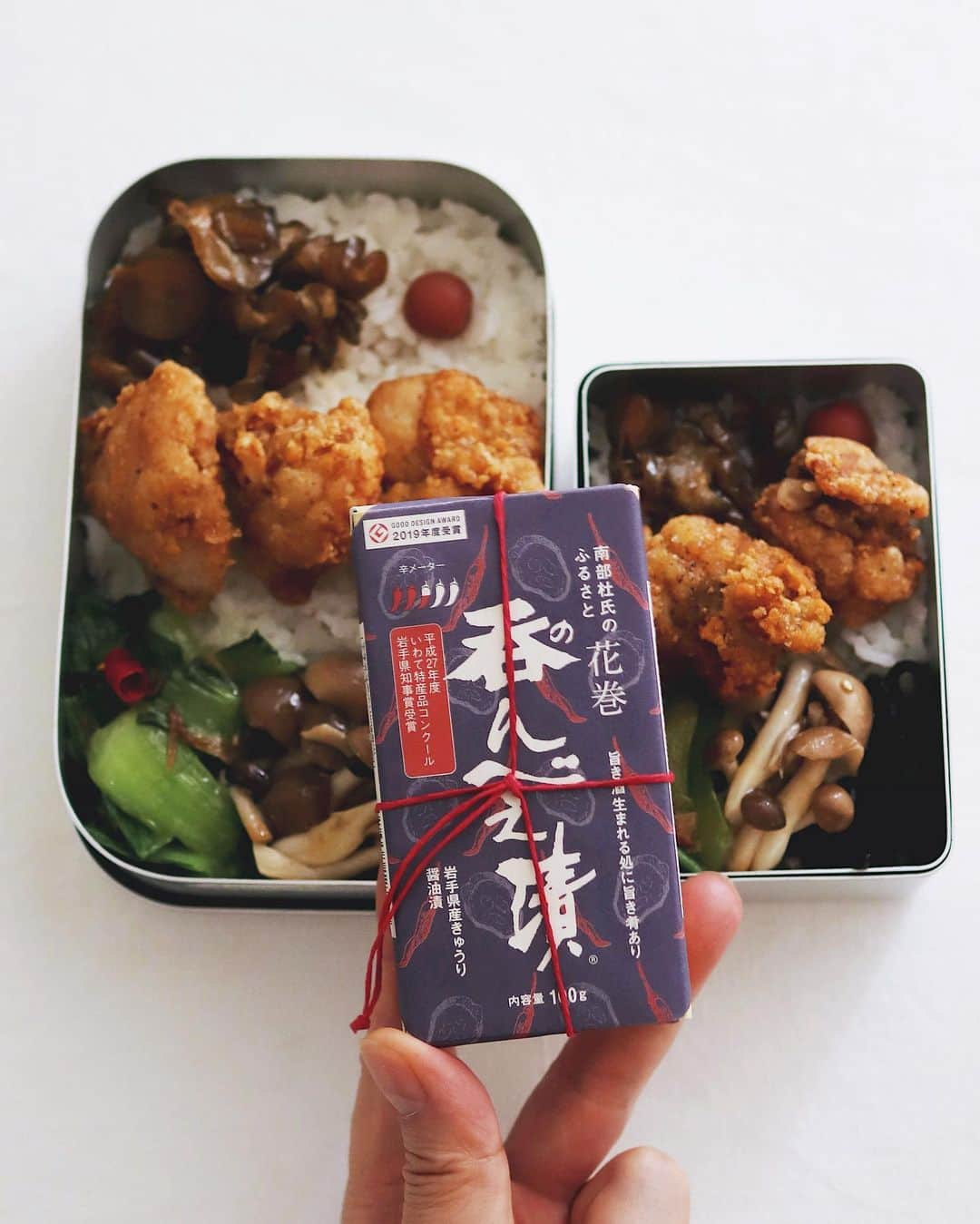 樋口正樹さんのインスタグラム写真 - (樋口正樹Instagram)「Today's Bento . 今日の昼用の家べんとう。 左が自分用で、右が妻用。 . メインはいただきものの 岩手花巻の「呑んべえ漬」🤗 辛くて美味くて酒も飯も めちゃめちゃ進むお漬物。 左上に乗せてるやつです。 お土産ありがとでしたー！ 🤗 @mitsuki4087 . 他は、梅干し、青菜炒め、 ひじき煮、しめじナムル、 山椒を効かせた鶏唐揚げ😋 . . . #呑んべえ漬 #呑んべえ漬け #お弁当 #唐揚げ弁当 #bento」5月29日 8時27分 - higuccini