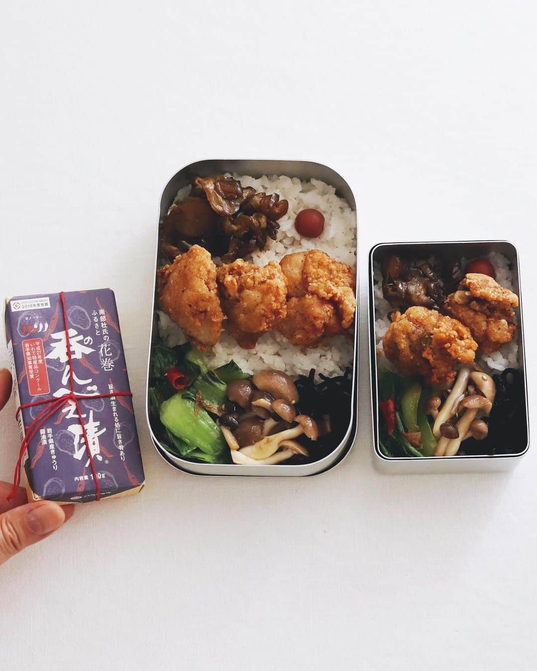 樋口正樹のインスタグラム：「Today's Bento . 今日の昼用の家べんとう。 左が自分用で、右が妻用。 . メインはいただきものの 岩手花巻の「呑んべえ漬」🤗 辛くて美味くて酒も飯も めちゃめちゃ進むお漬物。 左上に乗せてるやつです。 お土産ありがとでしたー！ 🤗 @mitsuki4087 . 他は、梅干し、青菜炒め、 ひじき煮、しめじナムル、 山椒を効かせた鶏唐揚げ😋 . . . #呑んべえ漬 #呑んべえ漬け #お弁当 #唐揚げ弁当 #bento」