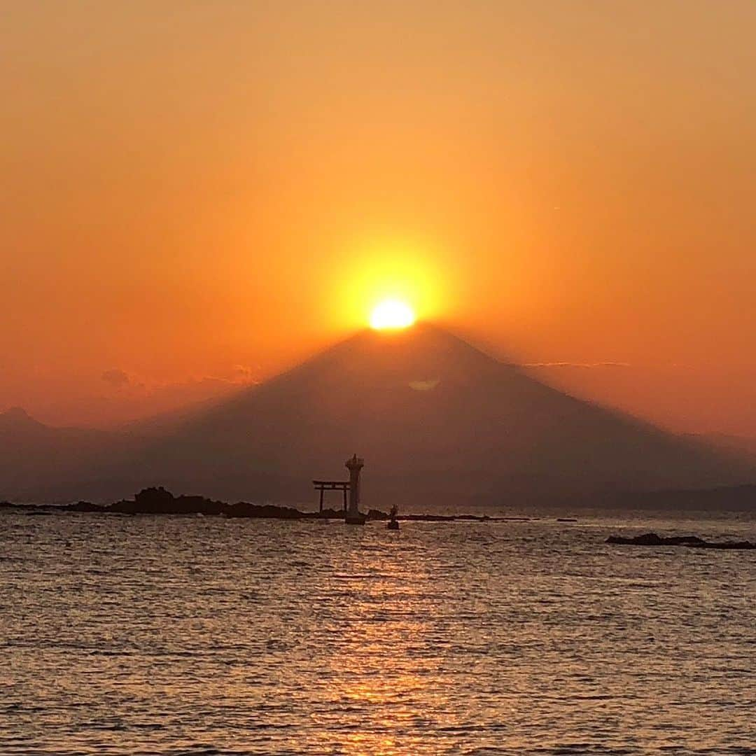 長谷川朋美さんのインスタグラム写真 - (長谷川朋美Instagram)「いつかの#ダイヤモンド富士 🗻 葉山は年に数回この光景を見ることができます😍  （この画像は友人提供📷）  これを見ると元気になる、 清々しい気持ちや幸せな気持ちになる、 というものが皆さんあると思いますが、  私は断然、富士山！✨  海や山、神社やお寺、お花やART、 洗練された空間など、  ほんとにたくさん大好きなものがありますが こういうものを日常的にたくさん 見る&行くようにしています。  すると常にご機嫌で エネルギー高く過ごせるし、 運気も上がる気がする！  運気を上げる方法って、 常にご機嫌でいることが一番じゃないかなぁ❤️  私はいつもご機嫌です🥹🌈  皆さんの気分がよくなるものや 場所はどこですかー？✨  #葉山 #hayama #富士山 #mtfuji #開運 #パワースポット #ご機嫌」5月29日 8時28分 - hasegawa.elena.tomomi