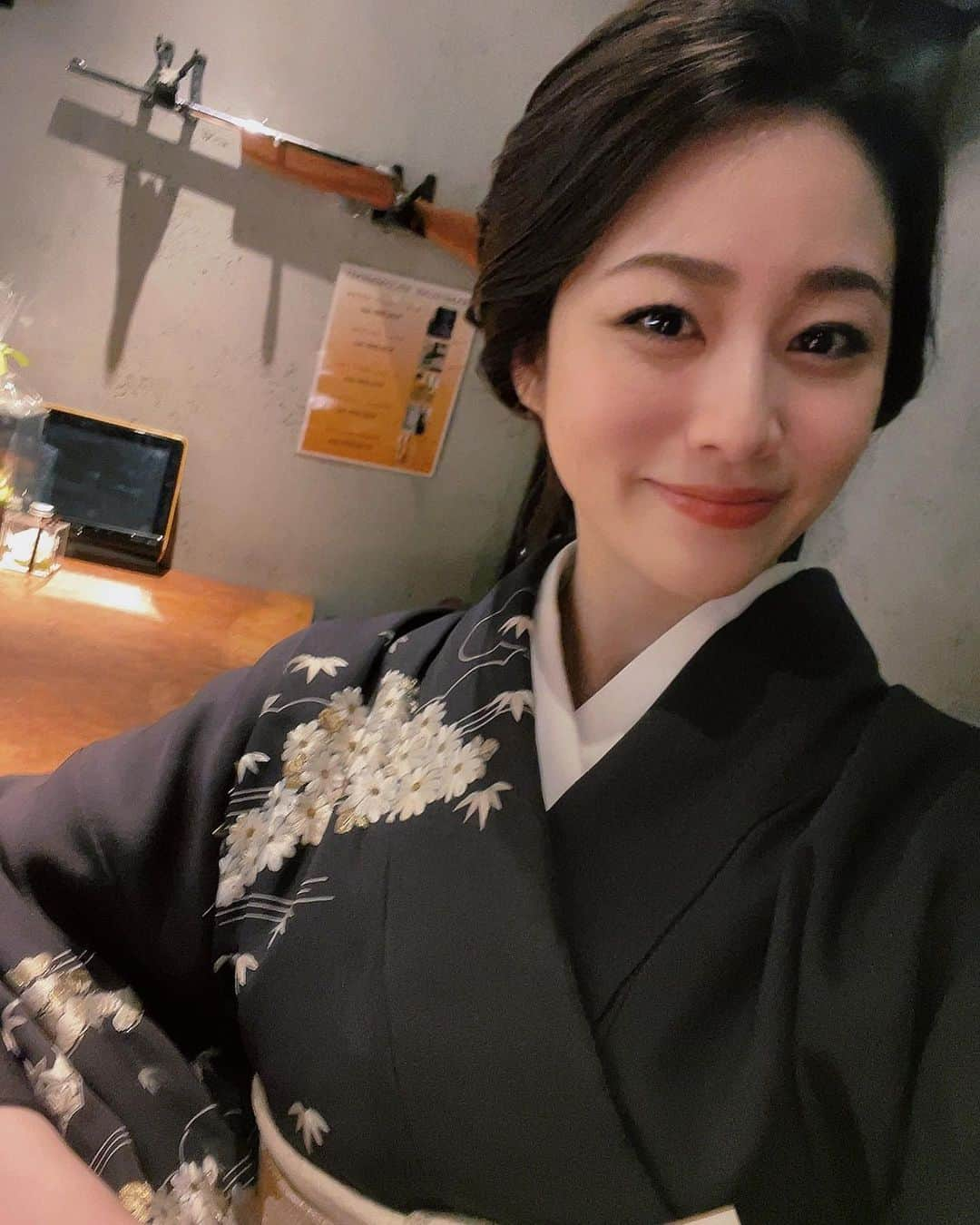 東森美和さんのインスタグラム写真 - (東森美和Instagram)「私が26歳の時にオープンした ファイトクラブがもう5周年✨ 6年目に突入しました〜❕  先週は沢山の方に来て頂き、 お祝い頂き🥂ホントに嬉しく幸せな時間を過ごさせて頂きました✨ありがとうございました。新しく入った貴江ママもファイトクラブに馴染んできました〜♡  お店のお誕生日をこんなにも多くの方に祝って頂けて本当に嬉しかったです☺️  私の思いが詰まってるこのファイトクラブがお客様にちゃんと愛されてるんだな〜と感じれて幸せな5日間でした❕  ほとんど知り合いもおらず、1人で東京にやって来てから今日に至るまで… 私に多くの友達や知り合い🤝沢山のチャンスをもらってきた場所が飲み屋さんや飲食店でした。  1人で飲み歩き、呼ばれたら駆けつけて、知り合いを沢山作ってお友達が0人だった東京にも今では沢山の大好きな人達がいるようになりました。  私の好きな人達が、私のお店で繋がって、お仕事やプライベートでの出会いやチャンスが生まれて輪が広がっていく場所をこれからも作りたいですし、恩返し出来たらいいなと思って毎日頑張ってます✨  ここに来たら嫌な事を忘れる事が出来たり、元気を与えれたり、めちゃめちゃ楽しかったり、真剣だったり、そんなお酒の空間を作れるようこれからも頑張ります♡  6年目もどうぞよろしくお願い申し上げます。  #銀座バー #銀座会員制バー #fightclub #ファイトクラブ #fightclubginza」5月29日 8時28分 - higashimorimiwa