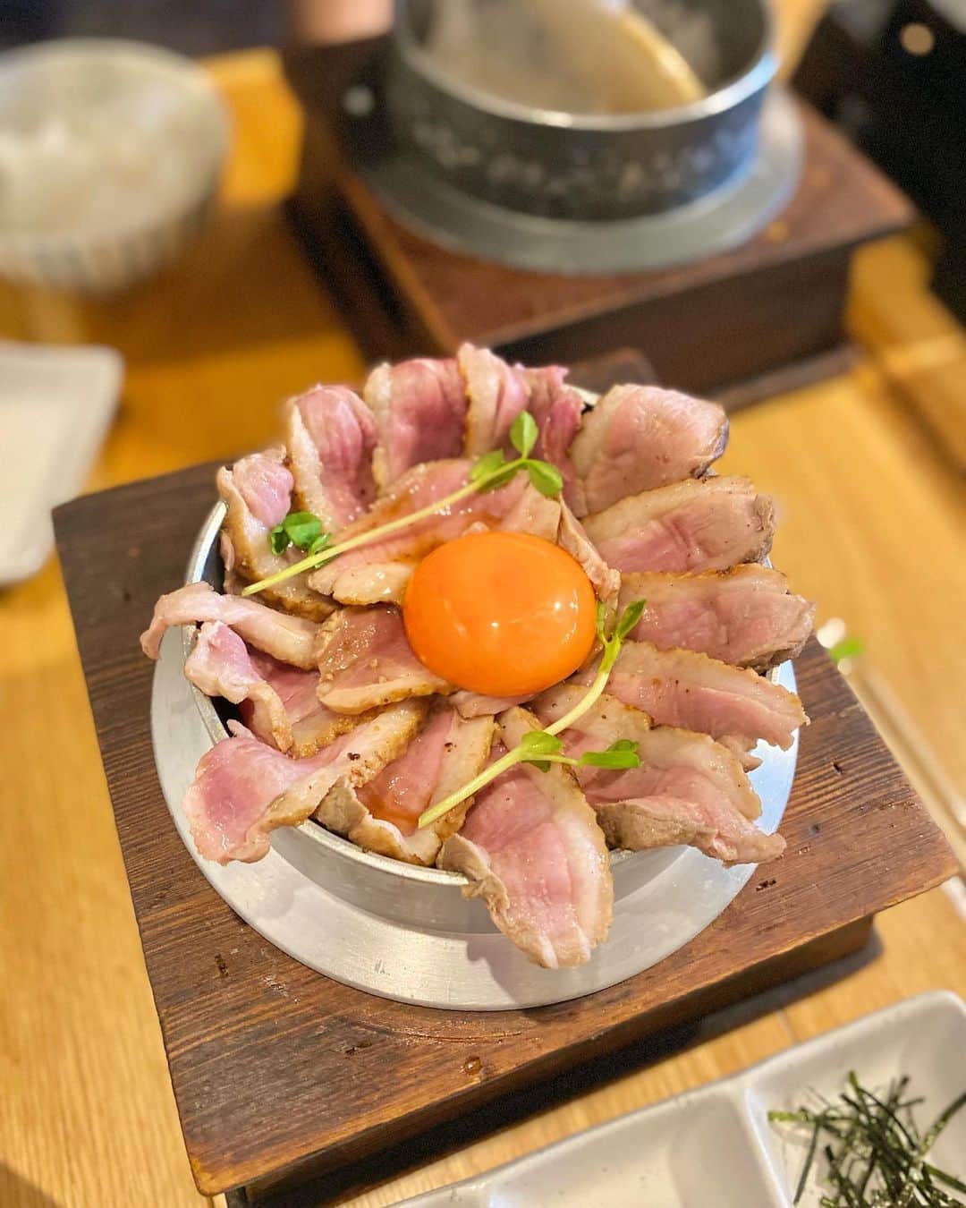 藤田りえのインスタグラム：「京都旅行続き。 ⁡ ランチは、 テレビでたまたま見かけて即予約を入れた「京都挽肉製作所」さんにて。 @kyoto_duck_rice_hambarg  ⁡ ⁡ 見てーーーー！ この映え映えのお肉たち！！ ⁡ 私が注文したのは 「京都極上ひつまぶし〜鬼肉盛り」 牛肉ではなく、鴨肉♡ ⁡ ひつまぶしなので 最初はそのまま その後 薬味と一緒に、 最後に特製のお出汁をかけていただきます。 ⁡ お肉はもちろんだけど、 このお出汁が美味しすぎて悶絶！！ 京都のお出汁は繊細で品があって大好き。 また絶対に食べに行きたい♡ ⁡ 京都挽肉製作所 ⁡@kyoto_duck_rice_hambarg  ⁡ ⁡ #藤田りえ #48歳 #1974年生まれ #アラフィフ #アラフォー #40代 #京都 #京都旅行 #京都ランチ #京都挽肉製作所」