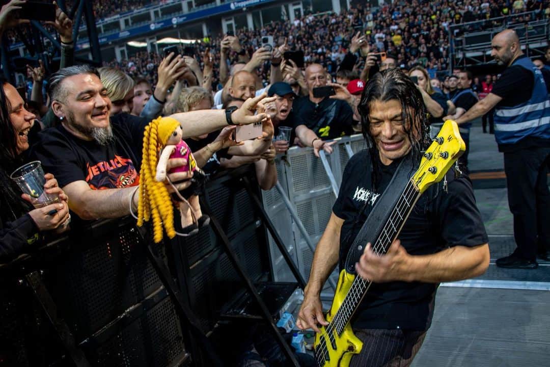 メタリカのインスタグラム：「#M72Hamburg Night 2 through the lens of @photosbyjeffyeager. 🇩🇪   #Metallica #M72 #MetOnTour」