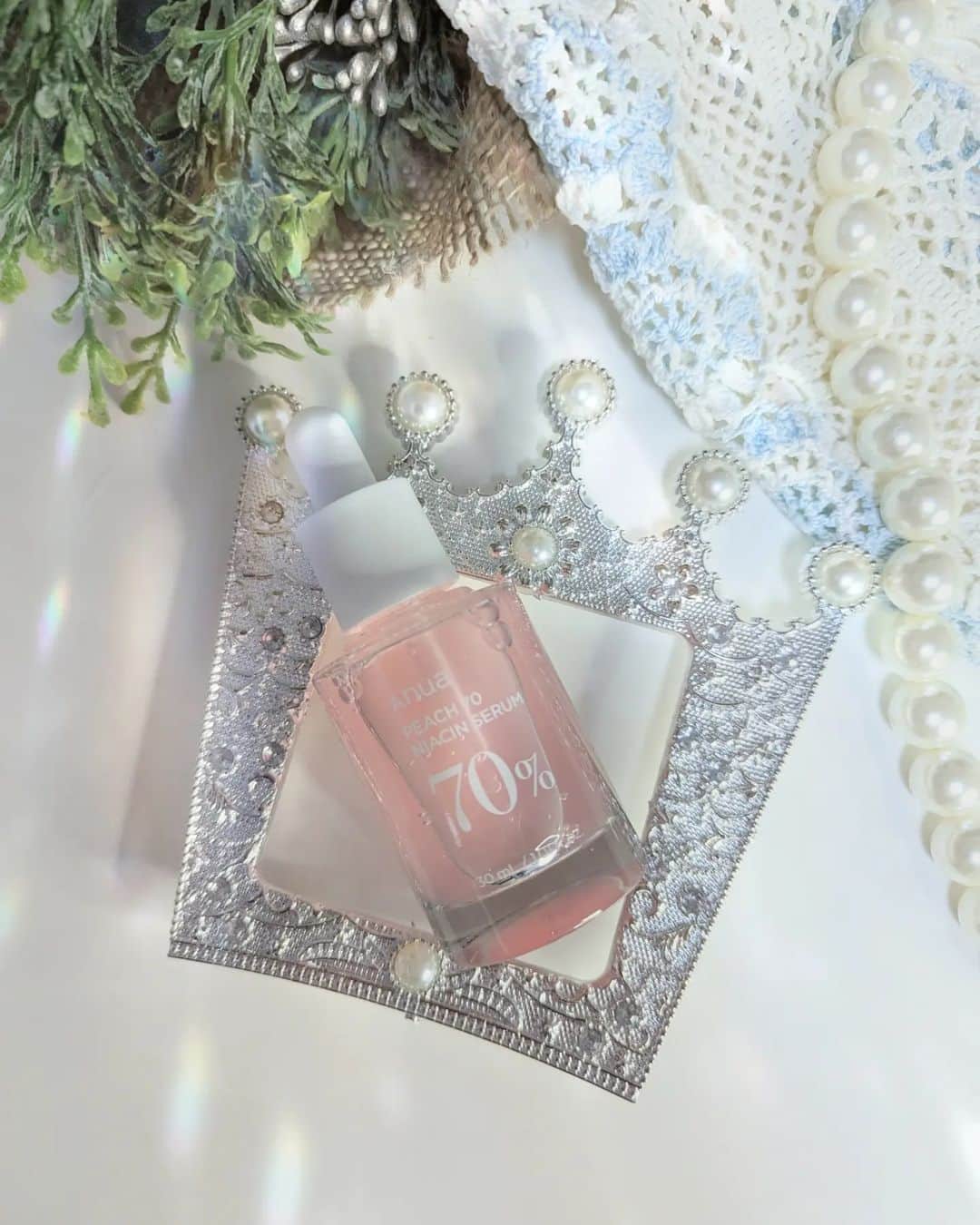 三宅裕子のインスタグラム：「𝔸ℕ𝕌𝔸 @anua.jp つるんと白桃肌🍑✨  桃70％ ナイアシンセラム 30ml 価格2,950円  名前の通り70%✨桃から抽出した 自然由来成分ででできている美容液♡  ビタミン、ポリフェノール、タンニンなどの 美容成分がたっぷり含まれてるの。 ⬆薄い桃色はビタミンによる色だよ🍑  肌の透明感が期待できる ナイアシンアミド5%配合。  これから紫外線も強くなっていくし シミそばかすの元になるメラニンも 抑制してくれるのは嬉しいよね✨ とろみのあるテクスチャーで お肌がもちもちするよ🎶  桃の香りにも癒されてお気に入り🐰  .*･ﾟ　.ﾟ･*. #PR  #桃70ナイアシンセラム #ANUA #アヌア  #韓国コスメ #韓国スキンケア #つるんと白桃肌 #美容液 #おすすめコスメ #コスメ好きな人と繋がりたい」