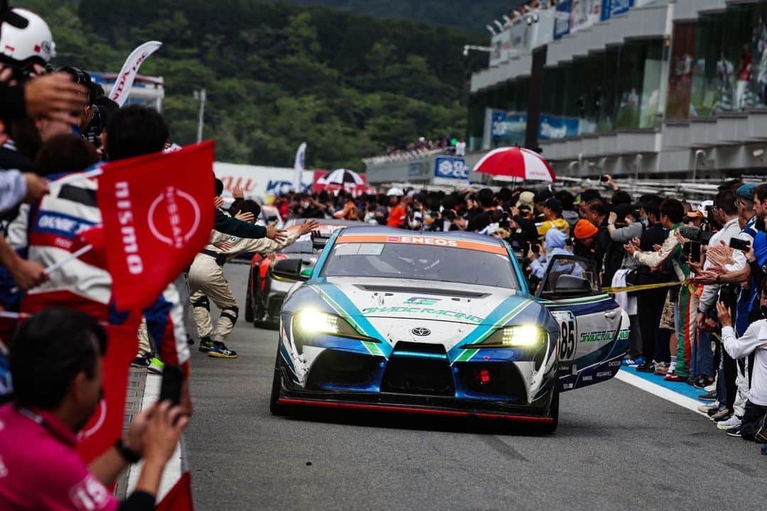 中山友貴のインスタグラム：「. ENEOS スーパー耐久シリーズ2023 第2戦　NAPAC 富士SUPER TEC24時間レース シェイドレーシング885号車3位🥉 序盤はレースをリードしていましたが、戦略の違いでライバルに先行を許し、その後のセーフティカーのタイミングでギャプが広がり。 夜間にはXクラスに接触されるアクシデントもあり修復の間に7位まで順位を下げましたが そこからチーム全員でミスなく挽回して3位まで戻ってこれたのはよかったです💪 目標だった優勝は昨年に続いて今年も達成出来なかったのがほんとに悔しいので、またチャンスがあれば是非ともリベンジさせてもらいたいです 長丁場のレースを支えてくれたチームの皆さんに感謝です。 たくさんの応援ありがとうございました😊 #supertaikyu #fuji24h」