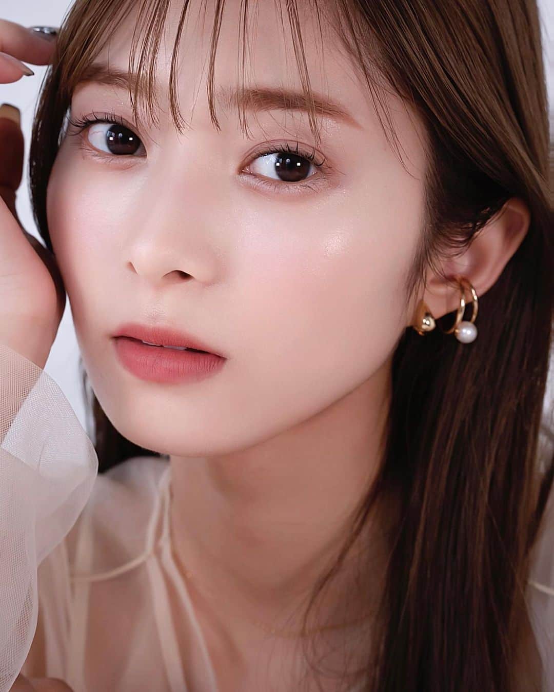 谷口翠彩のインスタグラム：「艶肌🫧   mo： @akarin__rin  video： @yuuuuuji_h   【eye】 @hince_official_jp  ニューデップスアイシャドウパレット 02オフバランス  【cheek】 @suqqu_official  メルティングパウダーブラッシュ02 春音  @addictionbeauty_official  ザブラッシュ O05N Aurora Veil (N) オーロラ ヴェール  【highlight】 @riendabeauty  ルミナス rienda 01パールグロウ  【mascara】 @wonjungyo_official_jp  ヌードアイラッシュ シアーブラック  【lip】 @hince_official_jp  ムードインハンサー リキッドマット LM001 ALLUREMENT  #みどめいく#みどへあめいく #韓国メイク#涙袋メイク#涙袋#hince#hinceアイシャドウ#ヒンス#ヒンスリップ #艶肌#艶肌メイク」
