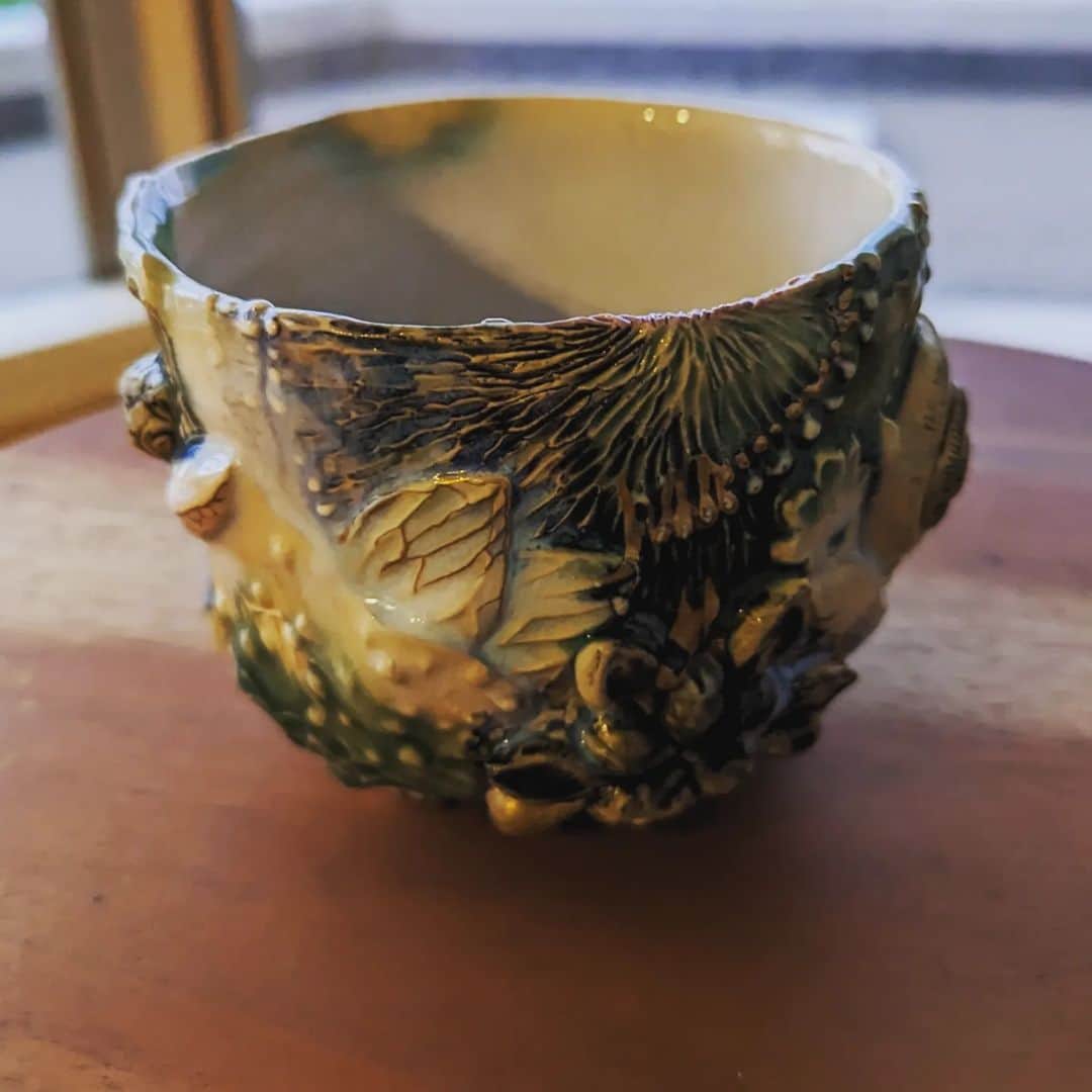 上念司さんのインスタグラム写真 - (上念司Instagram)「モノノアワレ蝸牛茶碗（大石早矢香 作）  京都のギャラリーで購入いたしました。 いい仕事してます。  #焼き物 #陶器 #china #京都 #kyoto」5月29日 8時44分 - tsukasajonen