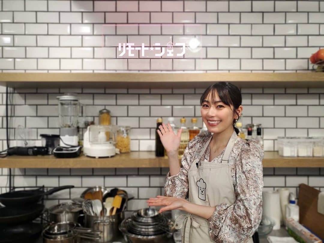 松井咲子のインスタグラム：「本日！BSフジ「リモートシェフ」に出演します！  別室にいるシェフからの指示に従ってお料理する番組です🍳 今回はスイーツ対決ということで、リストワールヤマモトの山本次夫シェフ、そしてtealの眞砂翔平シェフにご教示いただきました！  わたくし普段からお料理はするのですがスイーツはなかなか作らないのです、、どうなるのでしょうか！   📺BSフジ 前編5/29(月)18:00-18:30 後編5/30(火)18:00-18:30  再放送 6/5(月)18:00-18:30 6/6(火)18:00-18:30 初回放送後よりBSフジオンデマンド、FODにて配信もあります！  よろしくお願いします🍴  #BSフジ #リモートシェフ」