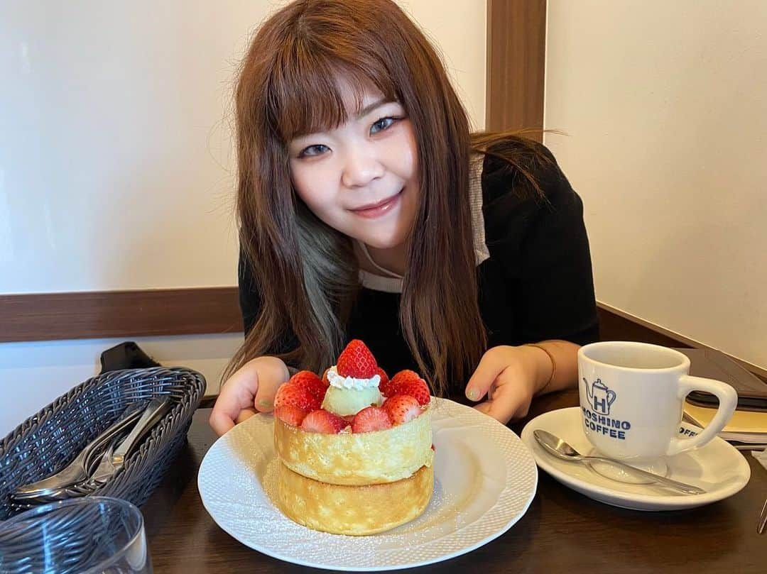 永吉愛さんのインスタグラム写真 - (永吉愛Instagram)「Hoshino.☕️  時差投稿 星乃珈琲 いちごとピスタチオのスフレパンケーキ🍓🥞  コーヒーはマンデリンブレンド☕️ 6月くらいからまたメニュー変わるのかな 宮崎以外でも県外の星乃珈琲とかたくさん行ってみたいな . . . #星乃珈琲 #宮崎店 #釜焼きスフレパンケーキ  #スフレパンケーキ #いちご #ピスタチオ #コーヒー #cafe #coffee #pancake #hoshino」5月29日 8時58分 - nagayoshiai