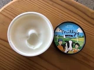 さが農村のインスタグラム：「松本牧場のおいしいジェラートを食べてみました🍦  お天気のよかった初夏。 大きな佐用姫像がシンボルの「道の駅　厳木（きゅうらぎ）」へ行ってきました！ 　道の駅　厳木　https://saga-nouson.jp/spot/market/855/  中には、たくさんの特産品がずらり。 その中で松本牧場さんの「ミリーズ　ジェラート」を発見！ たくさん種類がある中で、搾りたてのミルク味が楽しめると思い「ミルク」を購入。 生乳の濃厚な味がとってもおいしいジェラートでした🐄　 また、違ったフレーバーも食べてみようと思います♪ 　松本牧場　https://matsumoto-ice.com/ 　　　　　　http://matsumotoiceshop.wixsite.com/main  #佐賀県 #さが #saga #道の駅厳木 #玄海町 #松本牧場 #松本アイス工房 #ミリーズ  #さが農村ひろば #佐賀ジェラート」