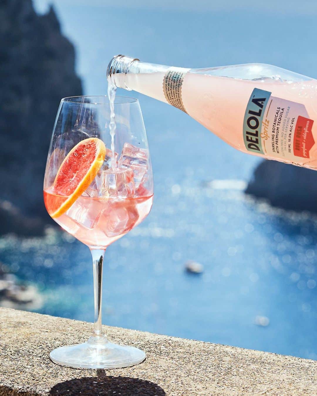 ジェニファー・ロペスさんのインスタグラム写真 - (ジェニファー・ロペスInstagram)「Summer is finally here ☀️ @Delola is the official drink of the summer … so sit back, open a bottle, pour over ice & enjoy! 🩵 XOXO, Lola #DelolaLife 📸 @gregswalesart」5月29日 8時57分 - jlo