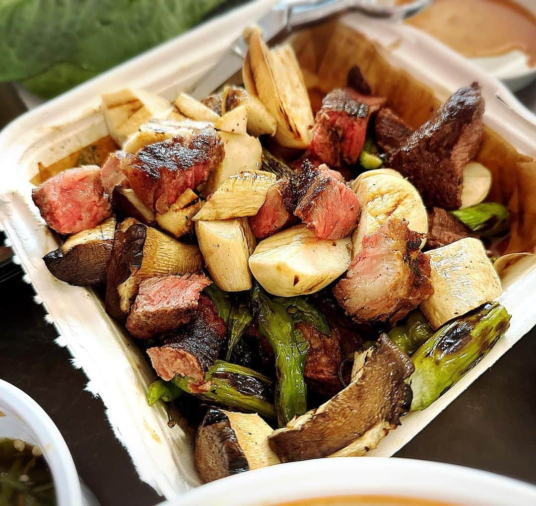 とぎもちさんのインスタグラム写真 - (とぎもちInstagram)「. 【沖縄 🇯🇵 오키나와】  ステーキハウス88の にんにくじょうゆ🧄🥩  これめっちゃ美味しい。  焼いたお肉にかけると まじで絶品ステーキ。  お肉が進む進む💕  #ステーキハウス88 #にんにくじょうゆ #ステーキハウス88のステーキソース #ステーキソース #沖縄 #沖縄土産 #沖縄ステーキソース #沖縄旅行 #日本 #스테키하우스88 #오키나와 #오키나와여행 #とぎもちステーキハウス88 #とぎもちステーキソース #とぎもちにんにくじょうゆ」5月29日 9時00分 - togistagram