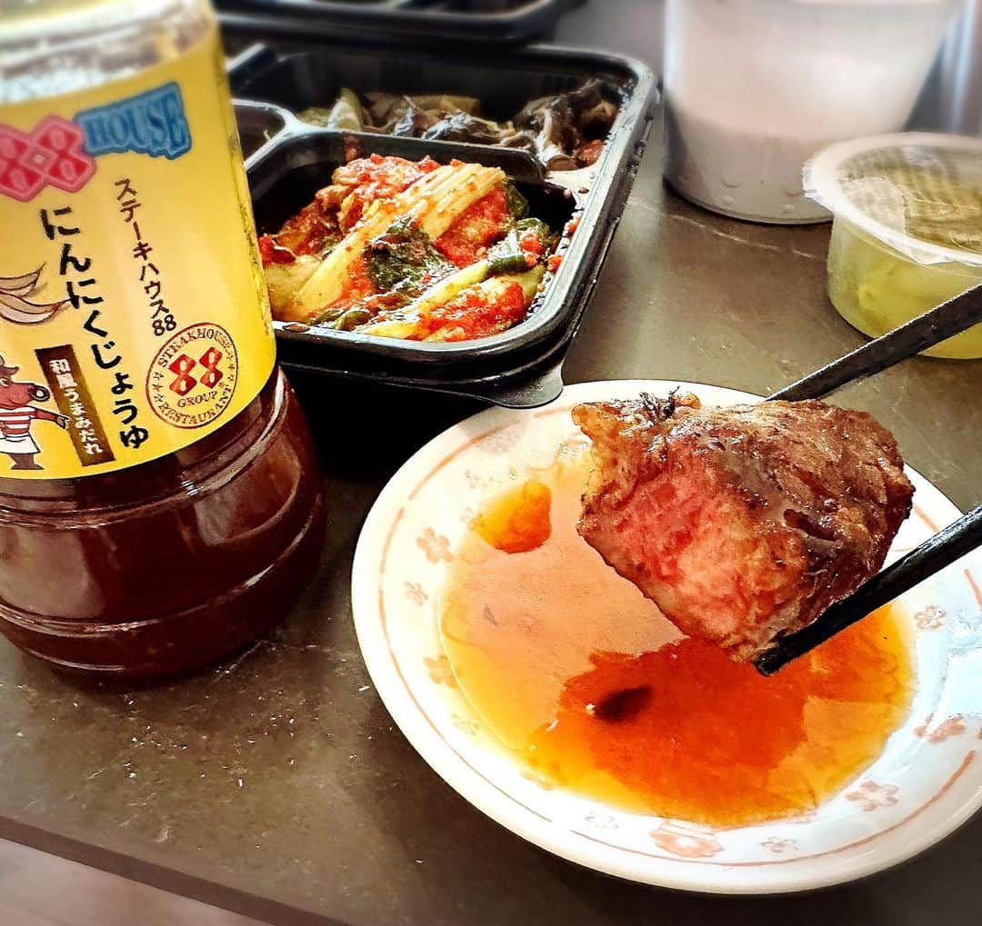 とぎもちさんのインスタグラム写真 - (とぎもちInstagram)「. 【沖縄 🇯🇵 오키나와】  ステーキハウス88の にんにくじょうゆ🧄🥩  これめっちゃ美味しい。  焼いたお肉にかけると まじで絶品ステーキ。  お肉が進む進む💕  #ステーキハウス88 #にんにくじょうゆ #ステーキハウス88のステーキソース #ステーキソース #沖縄 #沖縄土産 #沖縄ステーキソース #沖縄旅行 #日本 #스테키하우스88 #오키나와 #오키나와여행 #とぎもちステーキハウス88 #とぎもちステーキソース #とぎもちにんにくじょうゆ」5月29日 9時00分 - togistagram