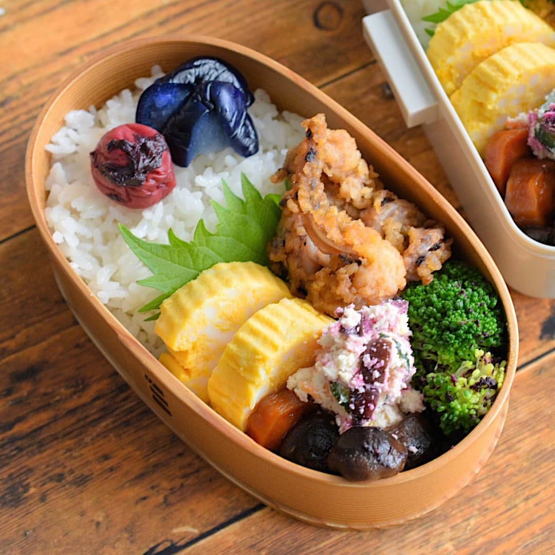 yukiyoのインスタグラム：「2023.5.29* ・ 今日のお弁当 ・ ごはんに梅干し、秋田で買った茄子の漬物 多分玉子焼き（これも秋田で購入） 　→ ゆで卵に甘い味付けして固めたヤツでした！😳 イカ唐揚げ ブロッコリーゆかり和え 椎茸人参甘辛煮 しば漬け入りおからのサラダ おにぎりの具はごま昆布の佃煮 お味噌汁はインスタント ・ 週末、ドラゴンアイを見に八幡平に行って 秋田側に抜け メンバー皆お気に入りの道の駅十文字へ行き 福島では見かけない地元お惣菜のお買い物三昧 いやー、楽しかった（お買い物が） ・ また行きたいな〜 ・ ドラゴンアイとその他のpicは お山と旅行のアカウントに載せてます。 @yuki_hike  ・ #お弁当 #obento #bento #japanesefood #暮らし #わっぱ #曲げわっぱ #わっぱ弁当 #igersjp #クロワッサンお弁当部 #クロワッサン普段弁当」