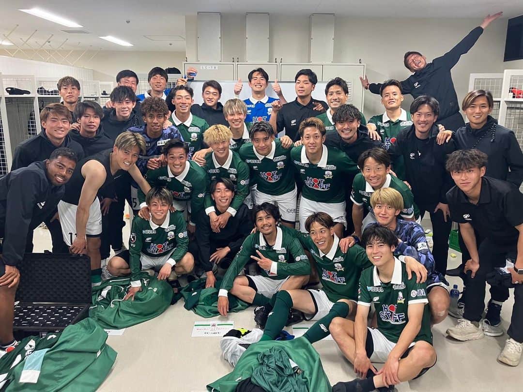 のインスタグラム：「約８ヶ月ぶりのピッチ。  やっぱりピッチに立つって最高であり最幸でした。  自分に携わる全ての人のおかげでここまでこれました。  復帰する過程できつかったし、辞めたくもなったけど、やっぱり頑張ってきて良かったなと思いました。  全てに感謝します。  ありがとうございます。  まだスタートラインに立っただけ。  自分の復帰をきっかけにチームと共に上がっていきたいと思います。  おじさん頑張ります。  ＃FC岐阜＃勝利#感謝#スタートライン」