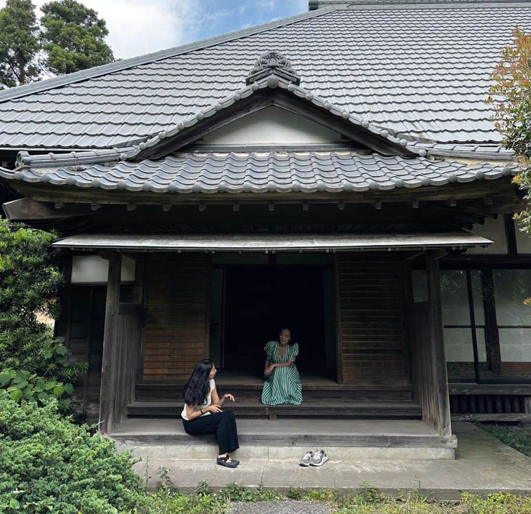 HiRAO INCのインスタグラム：「. ライフスタイリストの大田由香梨ちゃんの美意識が隅々まで行き届いてる「シラコノイエ」 @shirako_no_ie  @otayukari @koheimatsuda1980   美しい土間を中心に、東西南北に風や視線が抜ける ウチとソト、陰と陽、光と風、土、水、火が共存して循環する　素晴らしい家の仕上がりに感動  もともと、林の中に住みたいと土地を探していたら、たまたま重要文化財のこの家と出会い、180年の歴史と向き合う覚悟を決め、家と対話しながらコツコツと改修に取り組んできたゆかりちゃん  蘇らせてくれてありがとう✨✨✨」