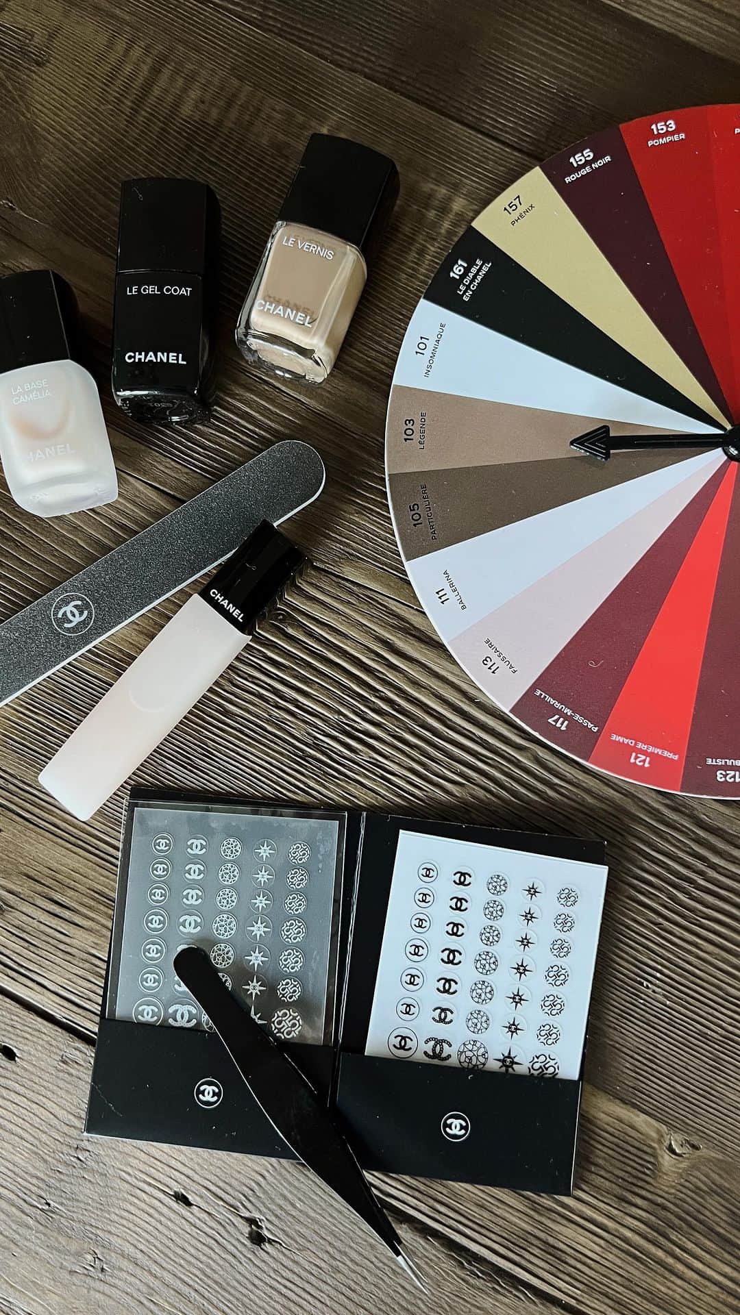 ジェシカ・ジェーン・クレメントのインスタグラム：「Sundays are for self care and Chanel nail decals 🤍 Nail details and every shade nail polish you can imagine from @welovecoco #giftfromchanel」