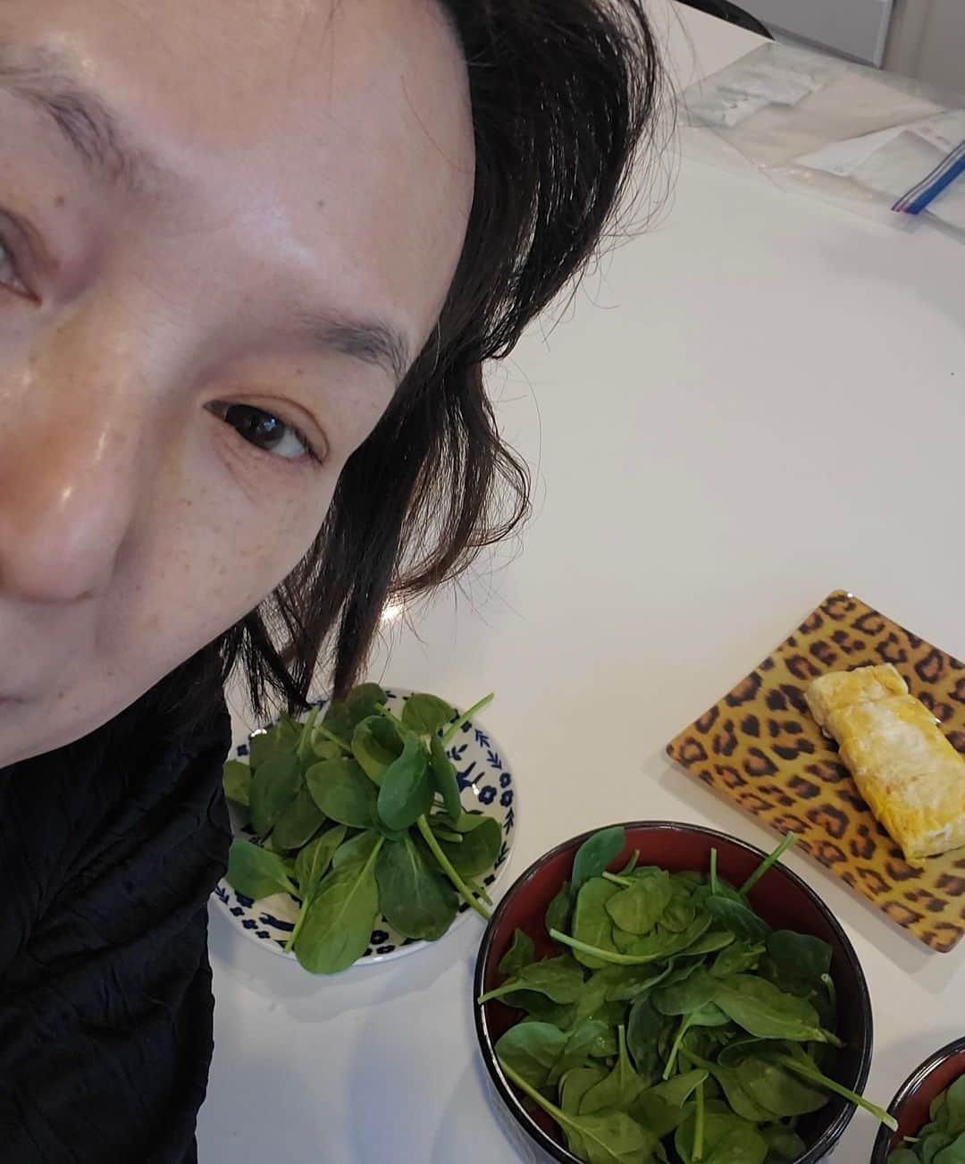 桃井かおりさんのインスタグラム写真 - (桃井かおりInstagram)「お雑煮、これだけほうれん草いれるんにょ～。ご飯ルール“野菜ファースト🥬”出汁入り卵焼きも卵二つだけに。お餅は直前に入れて食べるのがルール3 #かおり飯」5月29日 9時20分 - kaori_momoi