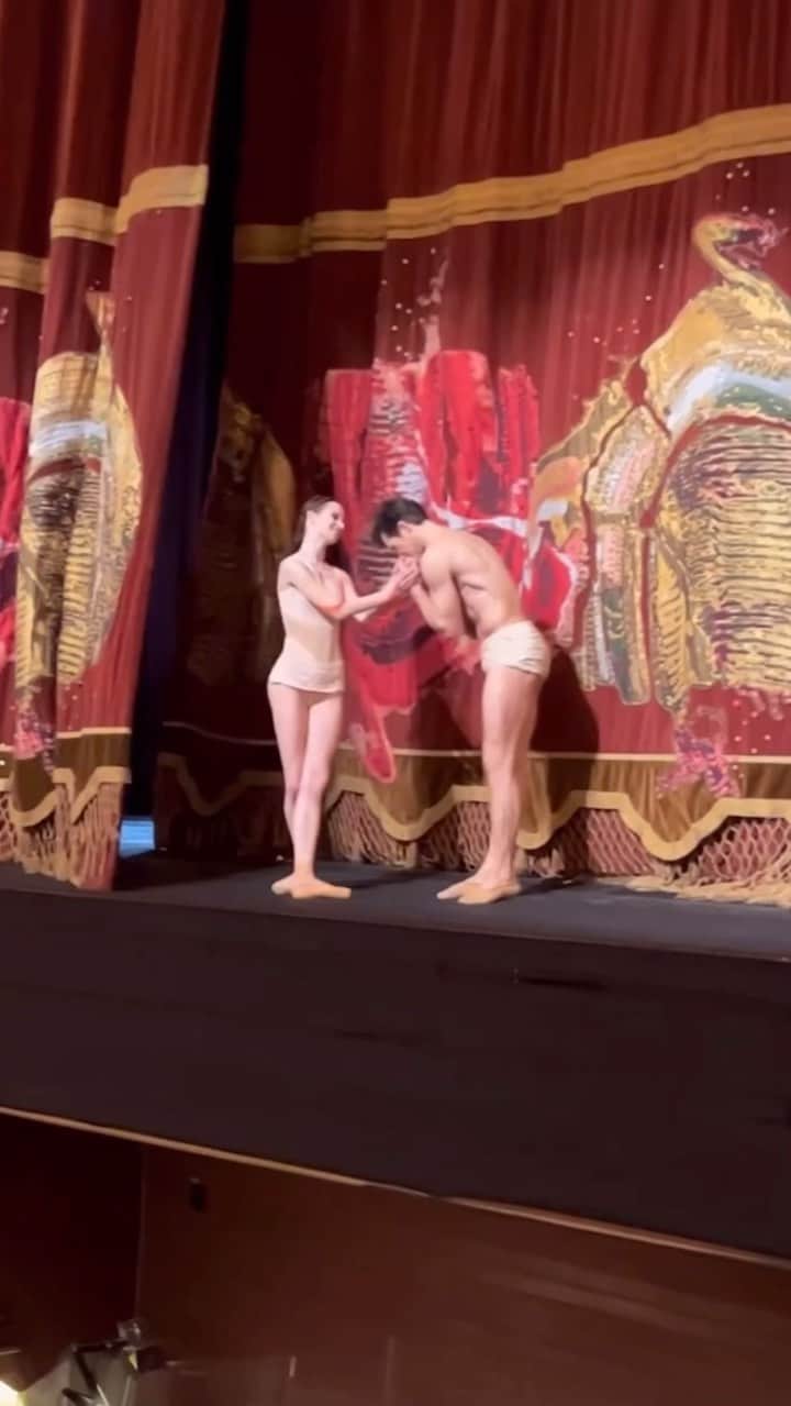マリア・コーレワのインスタグラム：「DREAMS COME TRUE 😭 Thank you @robertobolle for this “Caravaggio” performance tonight. I can’t express in words how much it meant for me to share this premiere with you ❤️ How priceless it was to work with Maestro Bigonzetti, Bruno Moretti, Roberto Zamorano and the whole team on creating this production in @teatrocolon 🥰 Huge congratulations to the dancers of @balletestableteatrocolon - @camibocca @ashu.sanchez @jivajose @lolimugica @emanuelabruzzo @iuiocat @nahuelprozzi and everyone involved!!! 😍 AND THANK YOU to each of you who were in the audience!!!!!!! You created MAGIC 🥹 Muchas gracias! Two more shows here, on the 30th and 31st 🤞🏻」