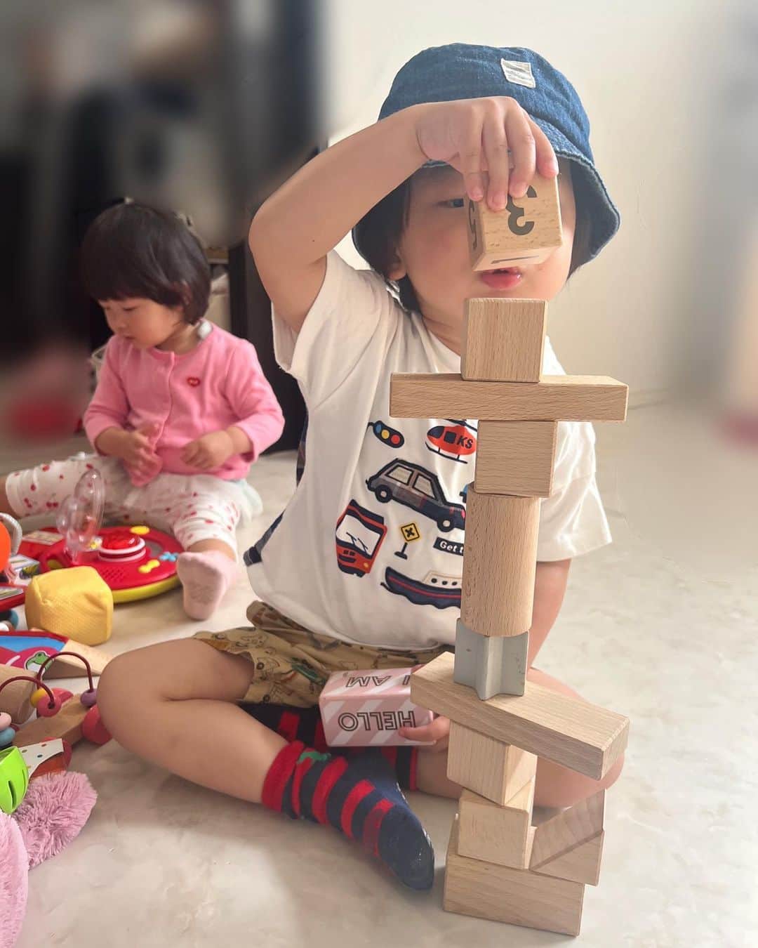 滝川りおのインスタグラム：「ルンルンでつみ木を つんでる姿が可愛い👦🏻🧡  #2歳 #2歳男の子 #年子 #1歳2歳年子 #年子ママ#年子育児」