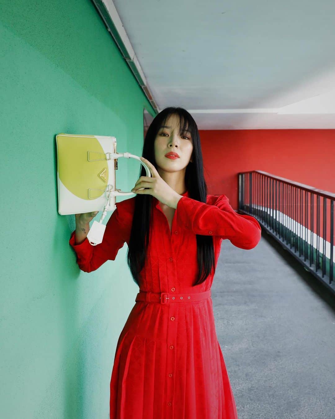 アイリーン・キムのインスタグラム：「Our love is White and Cider. Find the color of love with the new #PradaGalleria 🤍💚 @prada #ad」