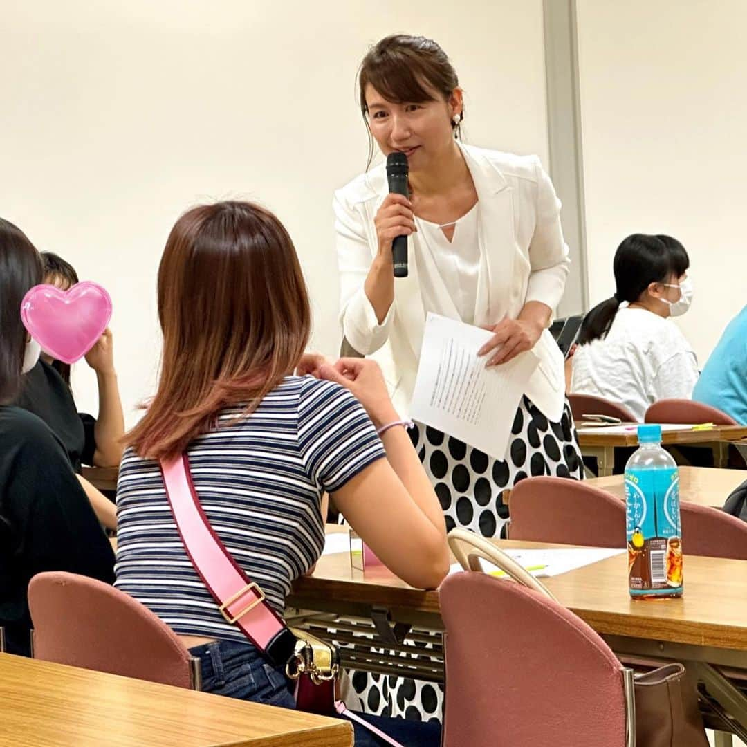 小林万希子さんのインスタグラム写真 - (小林万希子Instagram)「・  週末は神戸まつりでしたね♪  私も近くのイベント会場で仕事でした。  ただ、今回はMCではなく イメージコンサルタントとして🌸  いつもなら私個人で受けてる仕事なのですが ナント今回は所属するアナウンス事務所からのお仕事！ 我が事務所もいろいろと手広くなってきました〜👏✨  ブースで予約者対象の集団セミナー2回と 抽選で当たった方の個人診断をさせていただきました。  (横でMCの方が進行する声を聞きながらだったので 何だか変な感じでしたが🤣)  今後オファーがあった時説明できるようにと、マネージャーが休日返上で会場にきてくれて、初めて私のイメージコンサルの仕事を見学♡写真もたくさん撮ってくれて✨  どの写真も楽しそう〜💕  最近話し方が主になってきてたのですが こうやって改めてお伝えするとやっぱり楽しいな🌸  皆さん真剣にメモをとってくださって 私にとってもありがたい時間となりました🙏 受講してくださった皆様 ありがとうございました❤️  実は、友人のめぐみちゃんが 私の講座と知らずに普通に入ってきて お互いビックリするという🤣 素敵なご主人様からのご予約だったそうです💕 めぐみちゃんご参加頂きありがとう🙏✨ @otoha.kitsuke   着用してる水玉の可愛いスカートはようこさんのお店の💕 大手企業様のお仕事でカラー診断もするので上は白のジャケットにしたのですが スカートはMCではないので少し遊び感覚をと思ってこちらを着用💕可愛かった〜❤😆️ @via.luna.yoko   ヘアは朝ユッキーに上げてもらいました⤴️ 起こしてごめんね🙇‍♀️ いつもありがとうー❤️ @yukina__aoi  そうそう！ お弁当の横に、大量の駄菓子が‼🤣 美味しかったです〜♪  #イベント  #カラーセミナー  #色彩心理学の話 もしました✨ #伝える喜び  #皆さん目がキラキラしてました🤩 #日常で使える ！ #外見美は内面美  #帰りは甘いもので幸せ ❤️」5月29日 9時31分 - macky1218