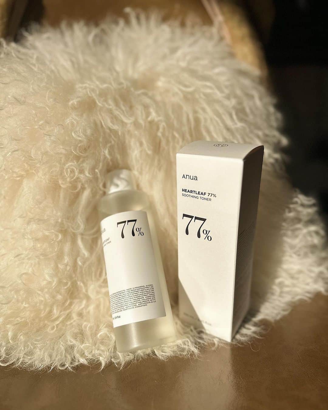 Yuuki mimuraのインスタグラム：「𓈉  𝗔𝗻𝘂𝗮‎  𓈉   HEARTLEAF 77% TONER (250ml)  販売累計200万本突破した、 ドクダミエキスをたっぷり含んだ鎮静トナー🍃💭  シカの次はこちら！と、注目されていて めちゃくちゃ売れてるって🛒💨💨💨  わたしも前に使ったことあったんだけど 最近またSNSでもよく見るので 気になっていたので再び使用してます💛  肌鎮静に良いドクダミエキスが、77%配合。  250mlの大容量でたっぷり入っていて、  軽やかなとろみ系のテクスチャー。 惜しみなく使えるのがとっても嬉しい😊🤍  お風呂場に置く用の化粧水は 君に決めた🤩🤩🤩  #PR #アヌア #anua #スキンケア #韓国スキンケア  #ドクダミ77％スージングトナー #ドクダミ化粧水 #ベスコス #メガ割おすすめ #Qoo10メガ割  #韓国コスメ #韓国スキンケア#gifted  @anua.jp　 @anua_japan_review @anua_japan_bestreview  ◡̈⃝ᵗʱᵃᵑᵏઽ*◌♡⃝⑅⃝」
