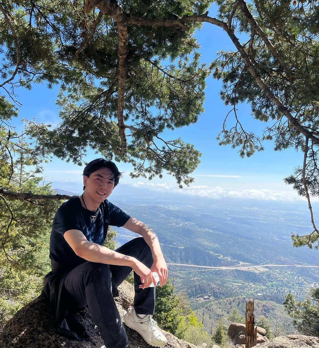 ヴィンセント・ゾウさんのインスタグラム写真 - (ヴィンセント・ゾウInstagram)「Doing the Manitou Incline is the best form of r&r  #coloRADo」5月29日 9時42分 - govincentzhou