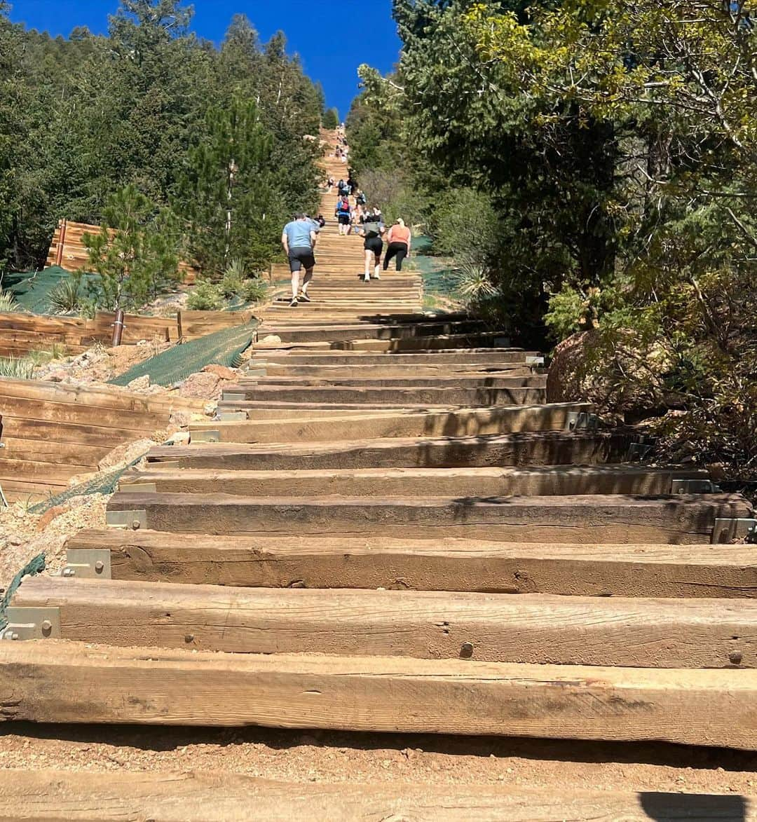 ヴィンセント・ゾウさんのインスタグラム写真 - (ヴィンセント・ゾウInstagram)「Doing the Manitou Incline is the best form of r&r  #coloRADo」5月29日 9時42分 - govincentzhou