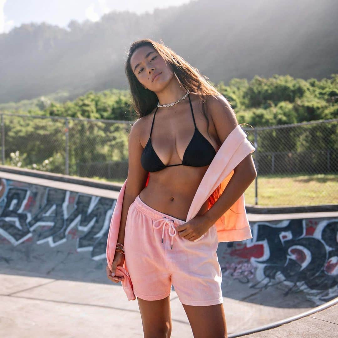 Volcom Women'sさんのインスタグラム写真 - (Volcom Women'sInstagram)「Summers coming real 🔜 Get ready for it in this iconic coral set 🪸」5月29日 9時42分 - volcomwomens