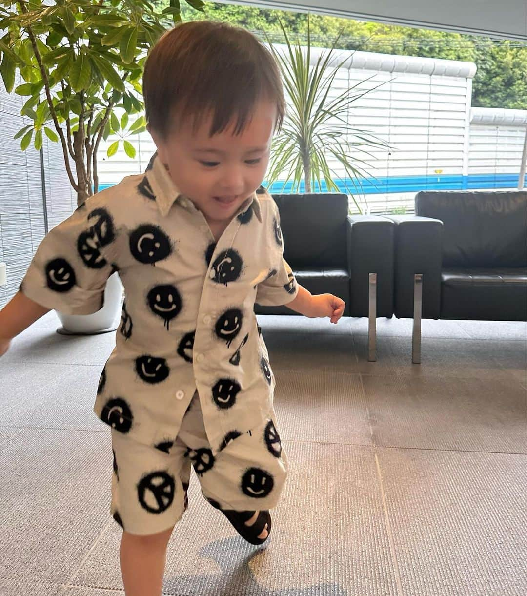 道端アンジェリカさんのインスタグラム写真 - (道端アンジェリカInstagram)「@molo boys👦👶🩵  お揃い着て、みんなでハーレーのイベントへ🏍️✨」5月29日 9時43分 - angelica_michibata