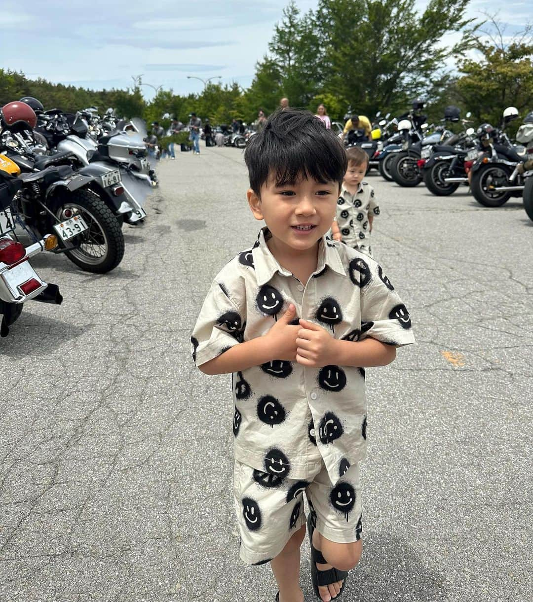 道端アンジェリカさんのインスタグラム写真 - (道端アンジェリカInstagram)「@molo boys👦👶🩵  お揃い着て、みんなでハーレーのイベントへ🏍️✨」5月29日 9時43分 - angelica_michibata