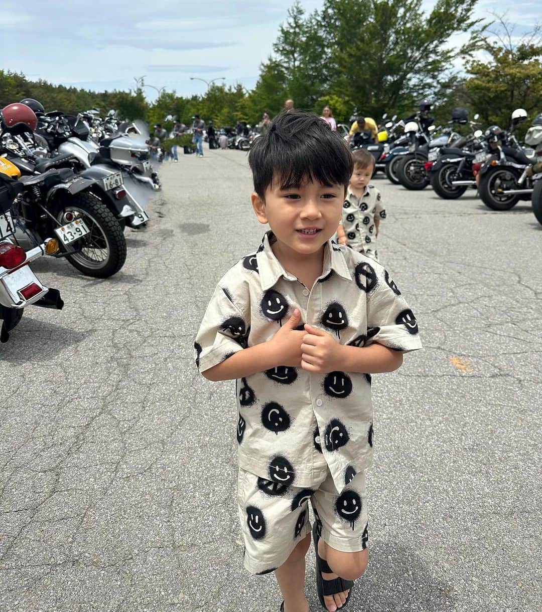 道端アンジェリカのインスタグラム：「@molo boys👦👶🩵  お揃い着て、みんなでハーレーのイベントへ🏍️✨」