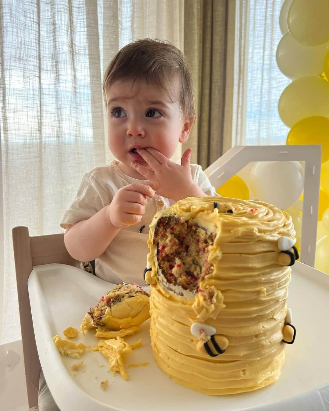 Shannonさんのインスタグラム写真 - (ShannonInstagram)「📸🥟 from this weekend 🤍 p’s first birthday party! We had an afternoon party at home with some close friends and family and it was so nice 🥹 it made me so emo seeing how many people really care about my lil man haha 🤍 so many helping hands, putting together bikes and toys and decorations and food… we are so lucky to have the people we have around us 💗 porter had such a good time and has some new favorite toys haha spoilt boy 🥰 ps why is it so hard to get nice family pics esp with a baby 😂」5月29日 9時38分 - shaaanxo