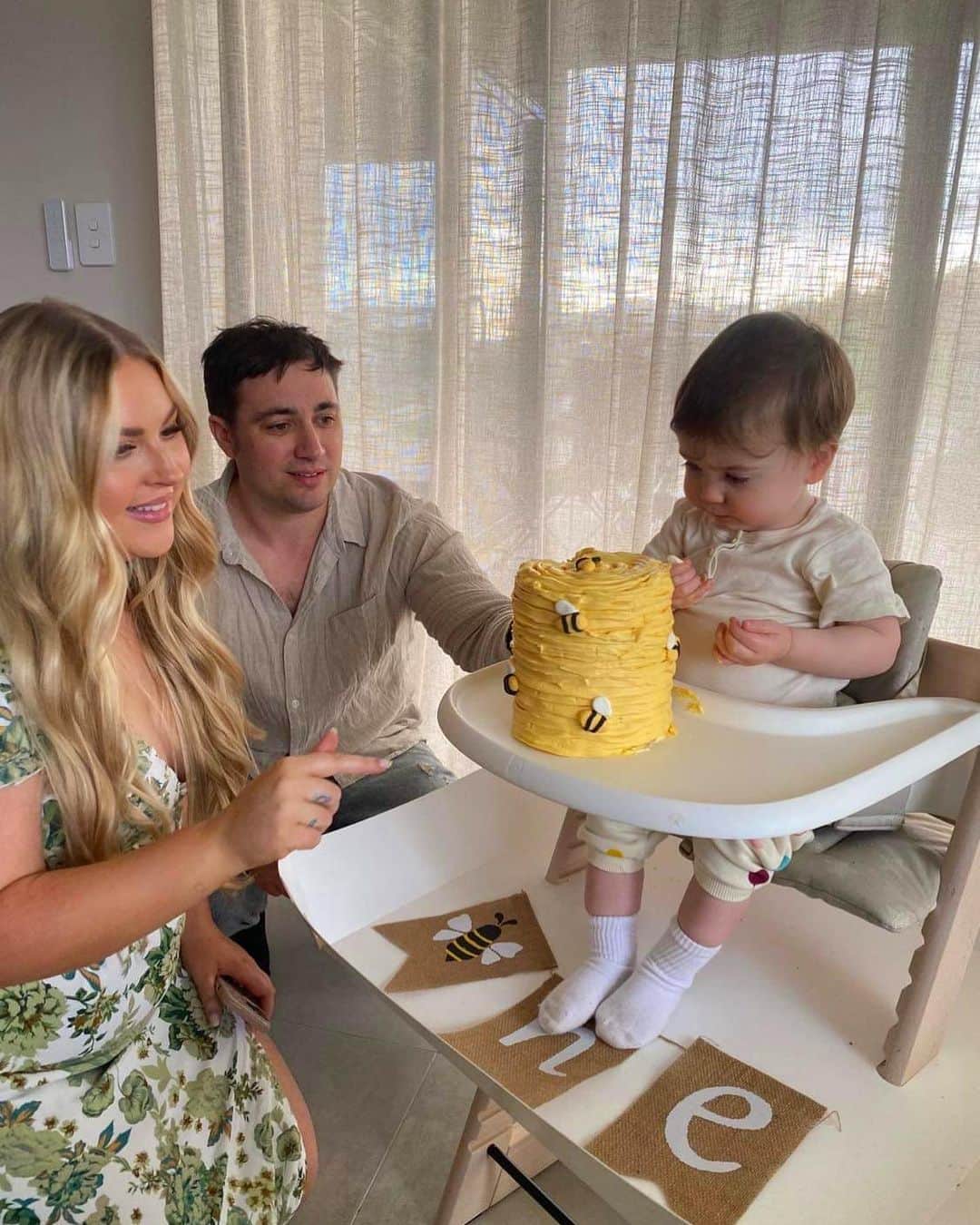 Shannonさんのインスタグラム写真 - (ShannonInstagram)「📸🥟 from this weekend 🤍 p’s first birthday party! We had an afternoon party at home with some close friends and family and it was so nice 🥹 it made me so emo seeing how many people really care about my lil man haha 🤍 so many helping hands, putting together bikes and toys and decorations and food… we are so lucky to have the people we have around us 💗 porter had such a good time and has some new favorite toys haha spoilt boy 🥰 ps why is it so hard to get nice family pics esp with a baby 😂」5月29日 9時38分 - shaaanxo