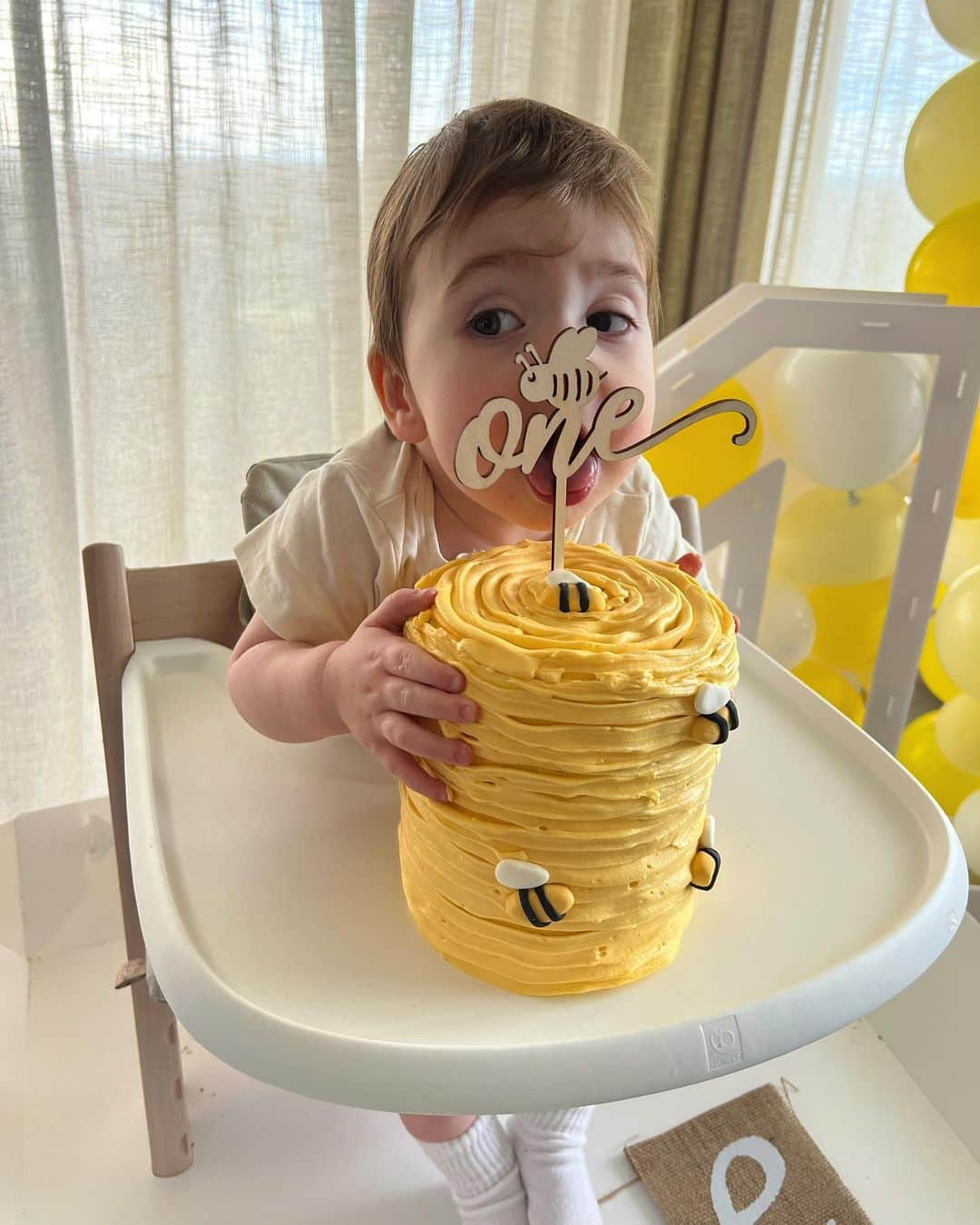 Shannonさんのインスタグラム写真 - (ShannonInstagram)「📸🥟 from this weekend 🤍 p’s first birthday party! We had an afternoon party at home with some close friends and family and it was so nice 🥹 it made me so emo seeing how many people really care about my lil man haha 🤍 so many helping hands, putting together bikes and toys and decorations and food… we are so lucky to have the people we have around us 💗 porter had such a good time and has some new favorite toys haha spoilt boy 🥰 ps why is it so hard to get nice family pics esp with a baby 😂」5月29日 9時38分 - shaaanxo