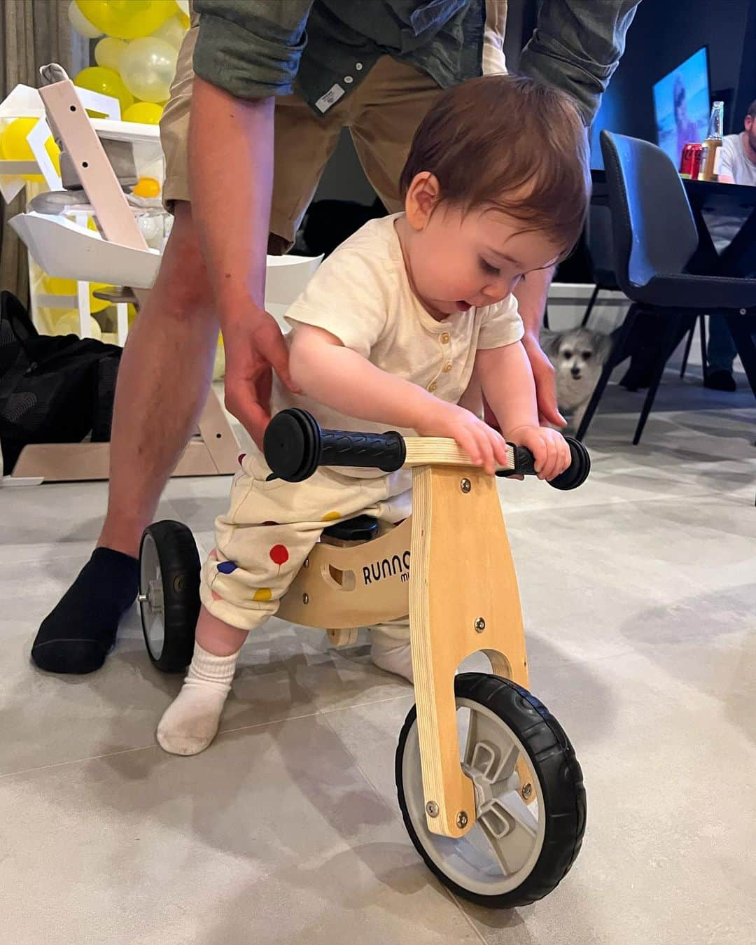 Shannonさんのインスタグラム写真 - (ShannonInstagram)「📸🥟 from this weekend 🤍 p’s first birthday party! We had an afternoon party at home with some close friends and family and it was so nice 🥹 it made me so emo seeing how many people really care about my lil man haha 🤍 so many helping hands, putting together bikes and toys and decorations and food… we are so lucky to have the people we have around us 💗 porter had such a good time and has some new favorite toys haha spoilt boy 🥰 ps why is it so hard to get nice family pics esp with a baby 😂」5月29日 9時38分 - shaaanxo