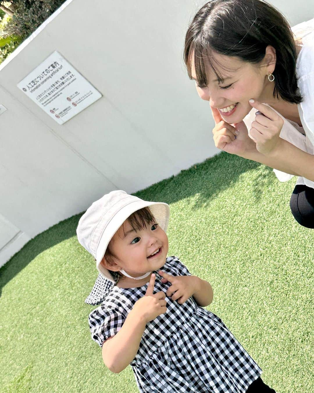 笠原美香のインスタグラム：「☘️ 言葉のレパートリーが増えてきて 楽しく会話できるようになってきました☺️ (といってもまだまだ単語や難語)  かわいいかわいいのポーズ🧏‍♀️💕 してるけど気持ちはどっかいってる... 目線の先にはお水が笑 ひたすら階段をのぼりおりして 手の届かない噴水に奮闘していました😂  これから日中は暑いし、 朝の活動時間がどんどん早くなっていく休日笑  #1歳4ヶ月#女の子ママ#ベビモ#ベビモ赤ちゃんモデル #ベビモマタニティモデル #有明ガーデン#子連れスポット#子連れおでかけ #休日の過ごし方」