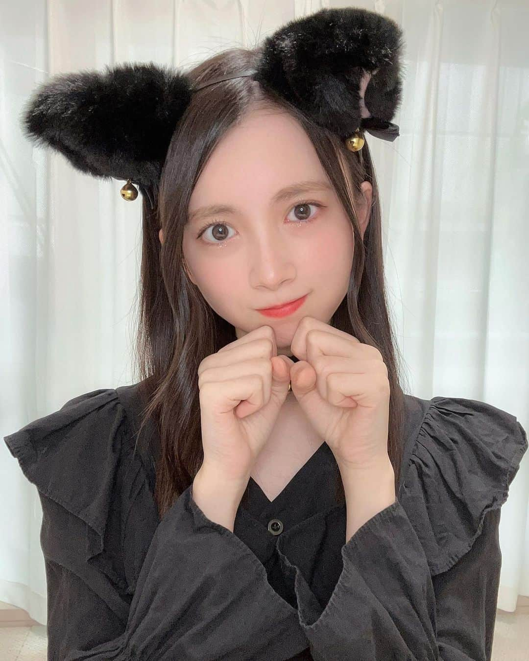 水島美結のインスタグラム：「🐈‍⬛🐾🐾  わがままな猫ですが飼ってくれますか？  #akb48 #17期研究生 #猫コスプレ #猫カチューシャ」