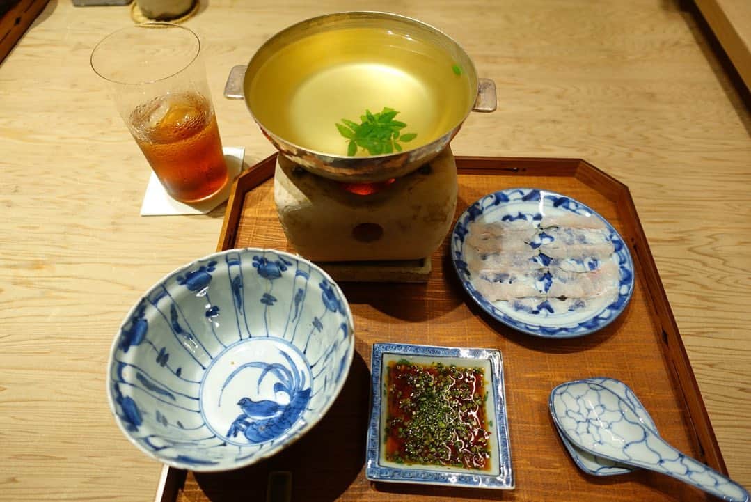田中麻衣のインスタグラム：「初夏の末冨。  鳥貝、じゅんさい、フルーツトマト、稚鮎、そら豆... 初夏の食材って大好きです。  夫の両親と一緒に。 おいしく幸せな時間でした。  #末冨」