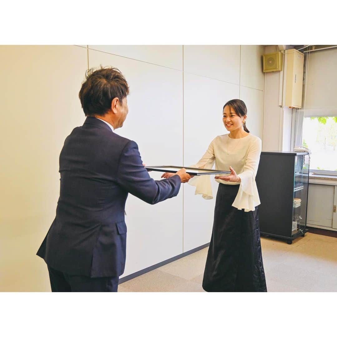 のインスタグラム：「この度 宮崎市スポーツランド推進大使と 宮崎市プロモーション大使 4年の任期を無事に終え 先日感謝状を頂きました！  まずはこのような形で 任命して頂き 様々な経験をさせて頂いた事 とても感謝しております。  大使としての活動は終えましたが これからも宮崎の魅力を どんどん発信し伝えていきたいと より強く思っております！  本当にありがとうございました！  いつも快く そしてあたたかく迎えてくださる 宮崎市役所の皆さんが 大好きです！  今後とも何卒宜しくお願い致します！」