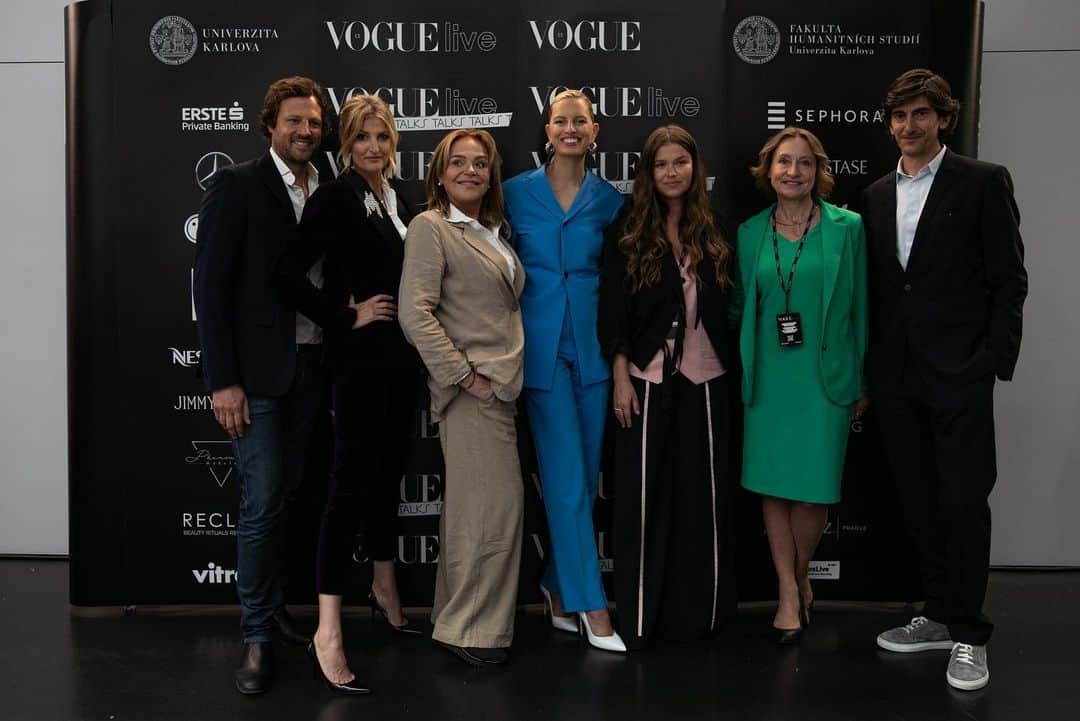 カロリナ・クルコヴァさんのインスタグラム写真 - (カロリナ・クルコヴァInstagram)「It was incredible to host and moderate this year's VOGUE Live Conference hosted at Charles University in Prague. Amazing leaders and speakers from around the world came to speak on beauty, innovation, tech and health. I love learning and sharing about longevity and wellness, we had an incredible time together!   Dlouhověkost, téma letošní Vogue live konference… Speakři z celého světa se sešli, aby nás poučili a pomohli nám pochopit problematiku dlouhověkosti! Děkuji celému týmu, účinkujícími i divákům za akci plnou skvělých rad a tipů, jak o sebe a své okolí správně pečovat! _ #VogueCS #VogueLive #VogueLeaders #Conference #Networking #Longevity _ Photos: @michalfanta / @ivankassa」5月29日 9時59分 - karolinakurkova