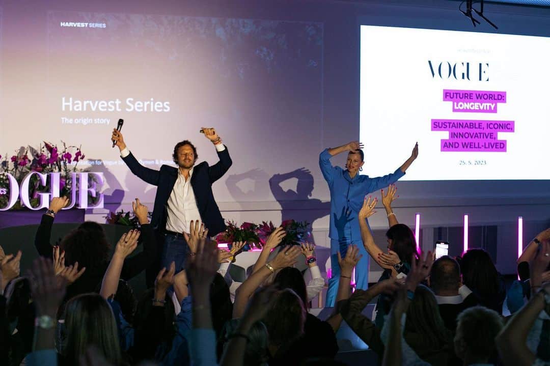 カロリナ・クルコヴァさんのインスタグラム写真 - (カロリナ・クルコヴァInstagram)「It was incredible to host and moderate this year's VOGUE Live Conference hosted at Charles University in Prague. Amazing leaders and speakers from around the world came to speak on beauty, innovation, tech and health. I love learning and sharing about longevity and wellness, we had an incredible time together!   Dlouhověkost, téma letošní Vogue live konference… Speakři z celého světa se sešli, aby nás poučili a pomohli nám pochopit problematiku dlouhověkosti! Děkuji celému týmu, účinkujícími i divákům za akci plnou skvělých rad a tipů, jak o sebe a své okolí správně pečovat! _ #VogueCS #VogueLive #VogueLeaders #Conference #Networking #Longevity _ Photos: @michalfanta / @ivankassa」5月29日 9時59分 - karolinakurkova