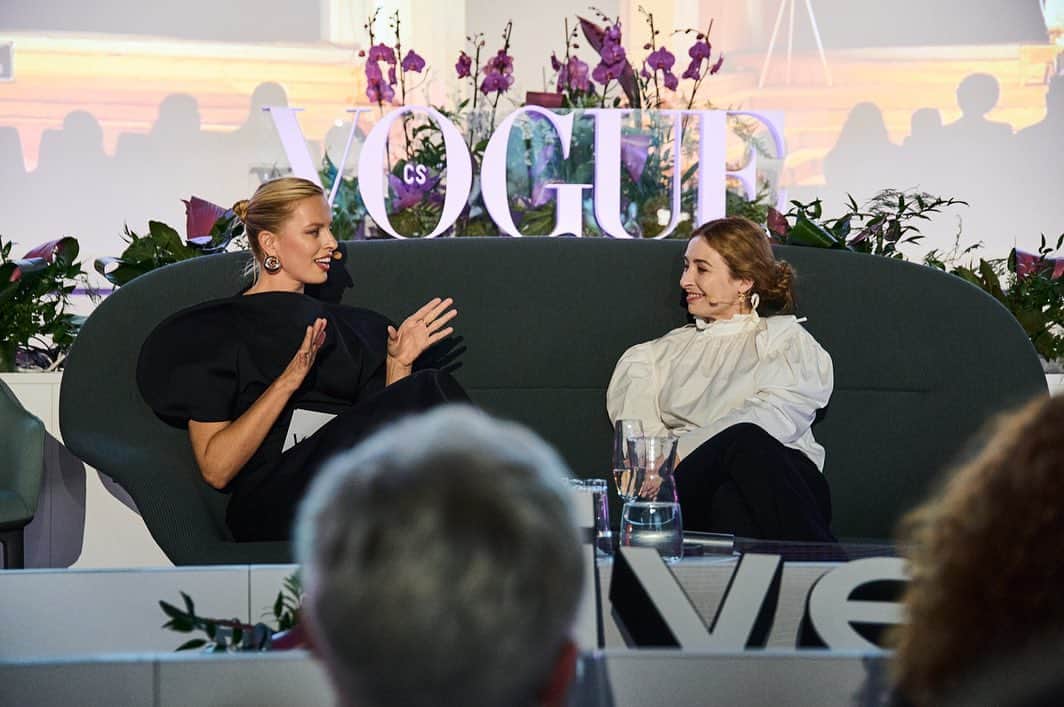 カロリナ・クルコヴァのインスタグラム：「It was incredible to host and moderate this year's VOGUE Live Conference hosted at Charles University in Prague. Amazing leaders and speakers from around the world came to speak on beauty, innovation, tech and health. I love learning and sharing about longevity and wellness, we had an incredible time together!   Dlouhověkost, téma letošní Vogue live konference… Speakři z celého světa se sešli, aby nás poučili a pomohli nám pochopit problematiku dlouhověkosti! Děkuji celému týmu, účinkujícími i divákům za akci plnou skvělých rad a tipů, jak o sebe a své okolí správně pečovat! _ #VogueCS #VogueLive #VogueLeaders #Conference #Networking #Longevity _ Photos: @michalfanta / @ivankassa」