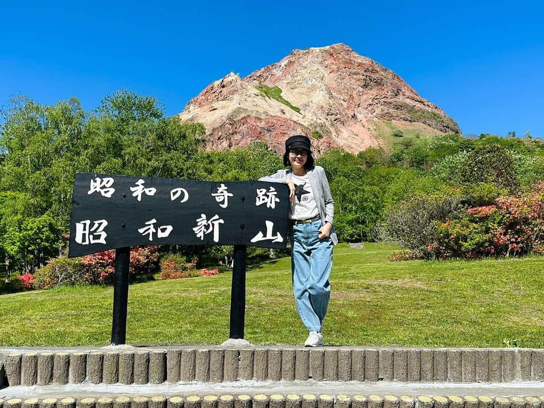 藤井美加子のインスタグラム：「✴︎ 昭和18年の噴火活動で誕生した昭和新山。  当時ここは麦畑で私有地だったのでこの山は個人の持ち物⛰️(°_°)すごいね！  今も火山活動中。大地のエネルギーを感じました。生きてる！って感じ。  #北海道 #hokkaidotrip  #昭和新山 #父娘二人旅 #旅の記録 #撮影はおとうさん #画角は私が決める！ #ありがとね」