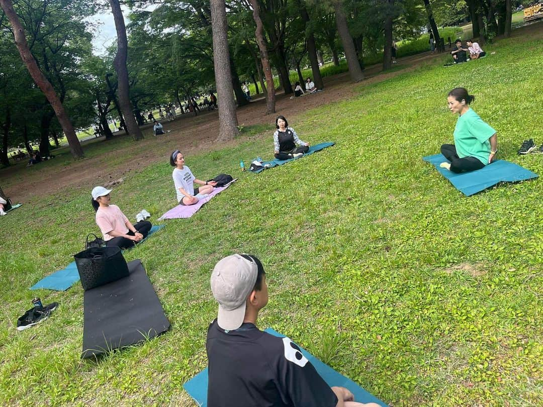 桑原りさのインスタグラム：「プチラン＆マインドフルネスヨガ🏃‍♀️🧘‍♀️🔥  時々仲間と開催しているラン＆マインドフルネスワーク🧘‍♀️久々に走ったら2kmでヒーヒー💦1人じゃ絶対続かない💦  瞑想タイムでは覚えたてのアウフグースでラベンダーの香り🪻をみなさんにお届けw   まずは3分からでも🧘ひたすら呼吸に意識を向けて呼吸をととのえ、目の前のことに意識を向けていくと、どんどん自我が抜けて迷いもモヤモヤも消えていきますよ🧘‍♀️人間の脳って実に不思議で面白い🧠  #マインドフルネス #ヨガ #瞑想 #呼吸法」