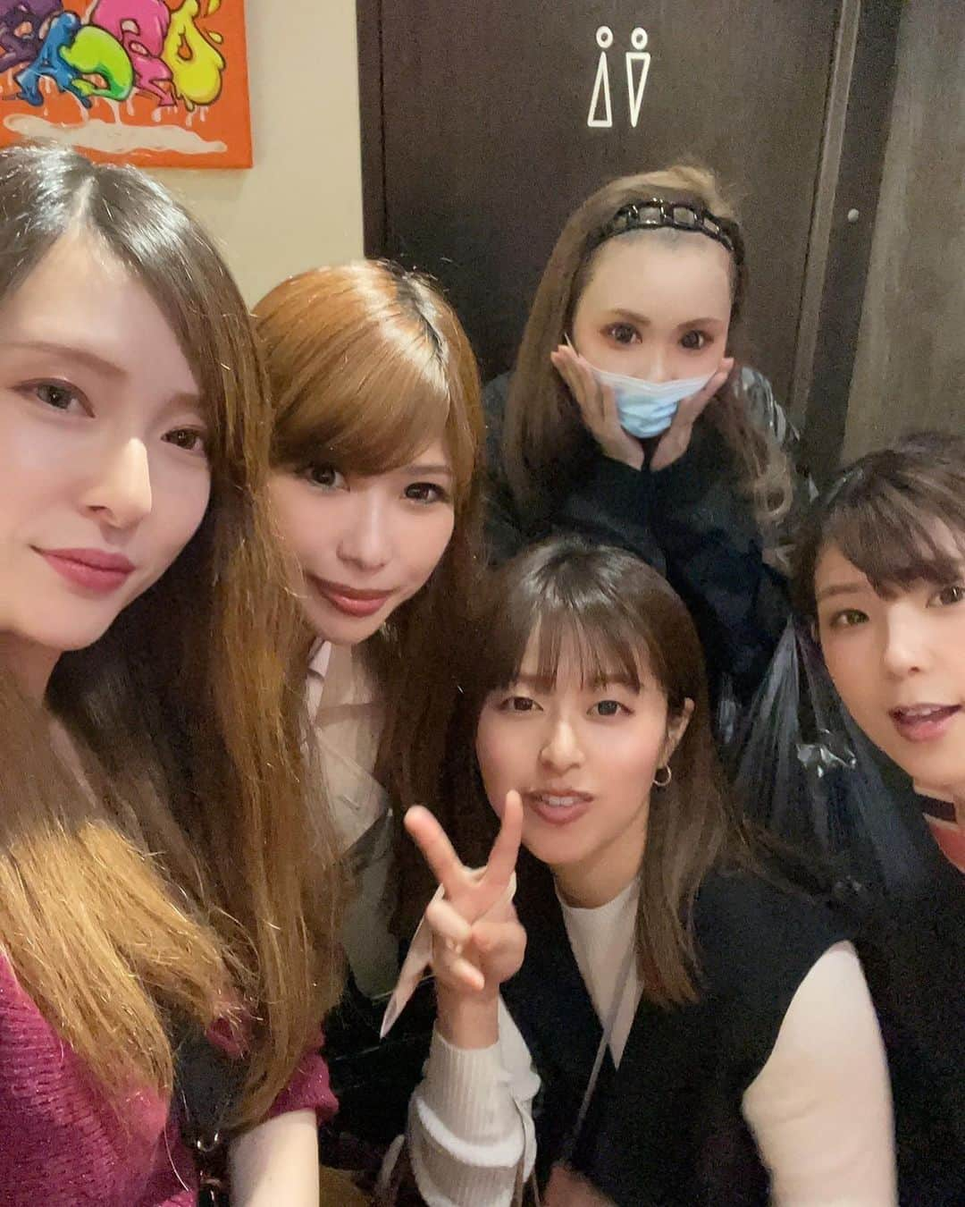 黒咲ゆうきさんのインスタグラム写真 - (黒咲ゆうきInstagram)「最近全然日常のことアップしてなかった！ 時差投稿になるけどこの前5月13日仕事もちょうど休みで、健軍メンバー&鎮西メンバーの飲み会があって久々街でた❗️ みんなママしてる感じなくて高校の時と変わらずみんな美人だったよ！ また集まれたらいいな😊 #飲み会 #同窓会#熊本  ＃鎮西#健軍」5月29日 10時11分 - you_key25