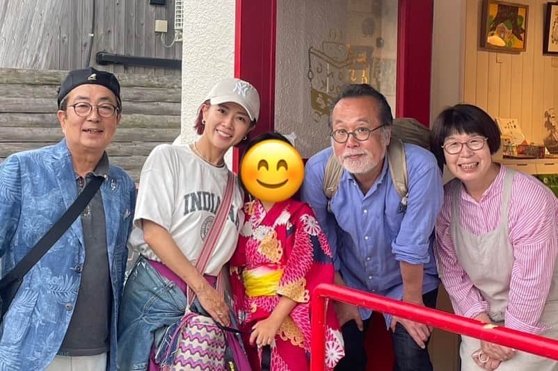 大和田美帆さんのインスタグラム写真 - (大和田美帆Instagram)「. 出逢いに感謝です。  DADDYで知り合った 作曲家、絵本作家でもある 中川ひろたかさんの 鎌倉にあるソングブックカフェに行ってきました。  素敵な絵本がいっぱいで 中川さんの音楽が流れてて　 奥様が淹れてくれたコーヒー (ブルトンという名前がついてました😆)も美味しくて 温かい幸せな空間でした。  予想通り、同世代の父と中川さんは 気が合ってたくさんおしゃべり。  中川さんのことが大好きなワガコも 常に横をキープしてたくさんお話ししてました。  出逢いが繋がっていきます。 有難いです。 大切にしたいご縁です。 .  #鎌倉#由比ヶ浜#ソングブックカフェ#中川ひろたかさん #長谷寺#紫陽花#鎌倉大仏#鎌倉観光#DADDY#絵本のある暮らし  @songbookcafe  @peeman214」5月29日 10時12分 - miho_ohwada