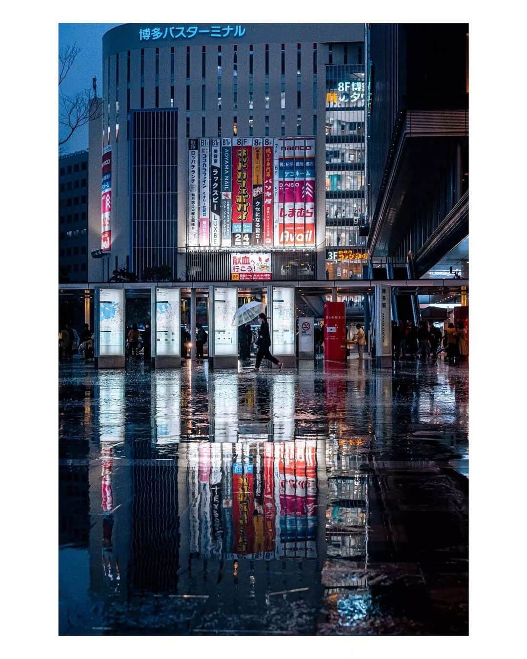 福岡市さんのインスタグラム写真 - (福岡市Instagram)「＜ fukuokapics5月：博多駅＞  博多駅は福岡の陸の玄関口で、新幹線、在来線、地下鉄にアクセスでき、北側には博多バスターミナルがある九州最大の駅です。🚅🚃🚌 国内外の様々な人々が、1日に約40万人も行き交う賑やかな駅前で捉えられる、ちょっとセンチメンタルで美しい瞬間。あの人はどこから来てどこへ行くのでしょう。雑踏の中でふと立ち止まり、人々や風景を眺めて空想を広げるのも素敵ですね。  Hakata Station is Fukuoka's land gateway and the largest station in Kyushu, providing access to the Shinkansen, conventional lines, and the subway, with the Hakata Bus Terminal located on its north side. A slightly sentimental and beautiful moment is captured in front of this bustling station, where about 400,000 people come and go every day. Where did he come from and where is he going? It's nice to pause in the midst of the crowd, observe the people and scenery, and let your imagination expand.  photo by @___t_d____ location：博多駅 ・ hashtag : #fukuokapics follow : @fukuoka_official ・ #福岡市 #博多駅 #バス #博多 #fukuoka #hakata #tenjin #station」5月29日 10時19分 - fukuoka_official