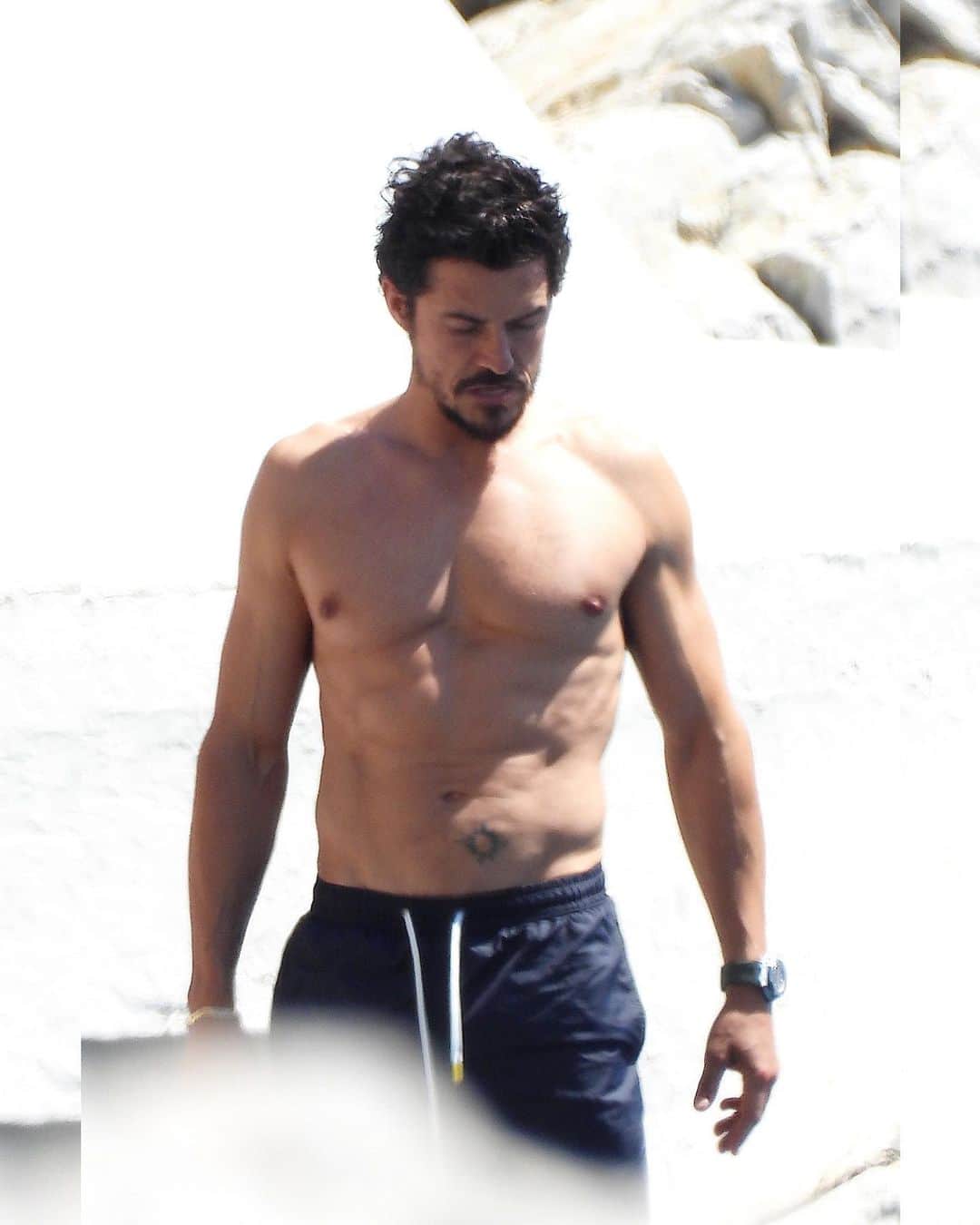 Just Jaredさんのインスタグラム写真 - (Just JaredInstagram)「Orlando Bloom showed off his chiseled chest while enjoying a beach day in between Cannes events and the F1 Grand Prix in the South of France #OrlandoBloom Photos: Backgrid」5月29日 10時22分 - justjared