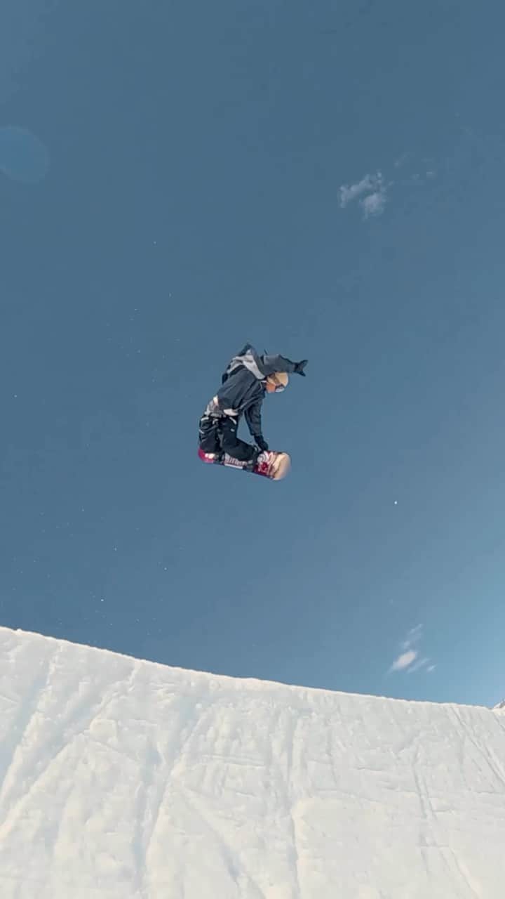 角野友基のインスタグラム：「The kid can do it all! Was hyped to stop @mammothmountain for the day and catch a few laps with my ninja  🥷 @yukikadono 🥷  Filmed on @gopro   @signalsnowboard @mammothunbound」